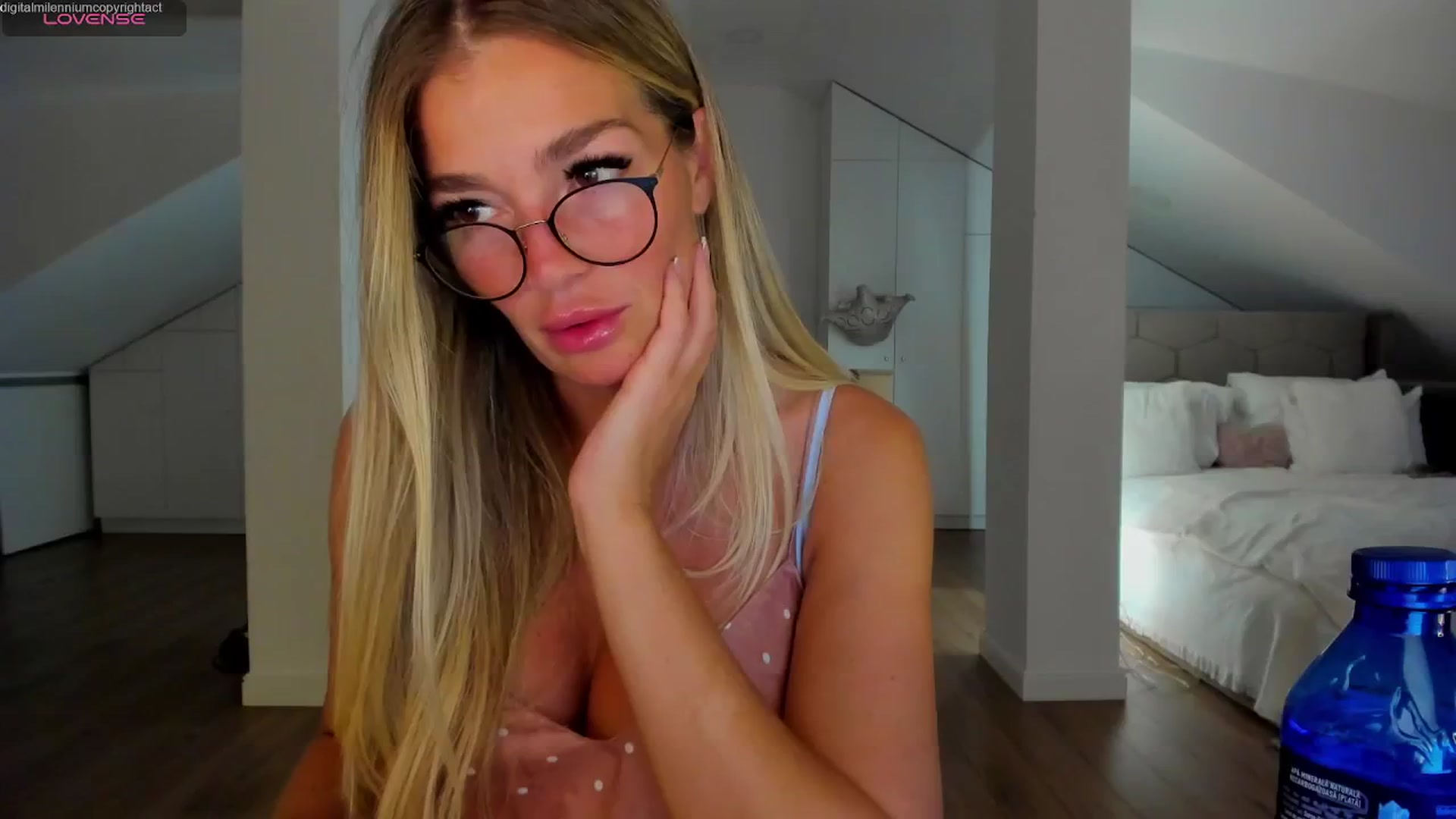 Gallery image thumbnail from Spicyqueen87's myfreecams stream on, 04/27/2026, 23:24 image 1 of 20