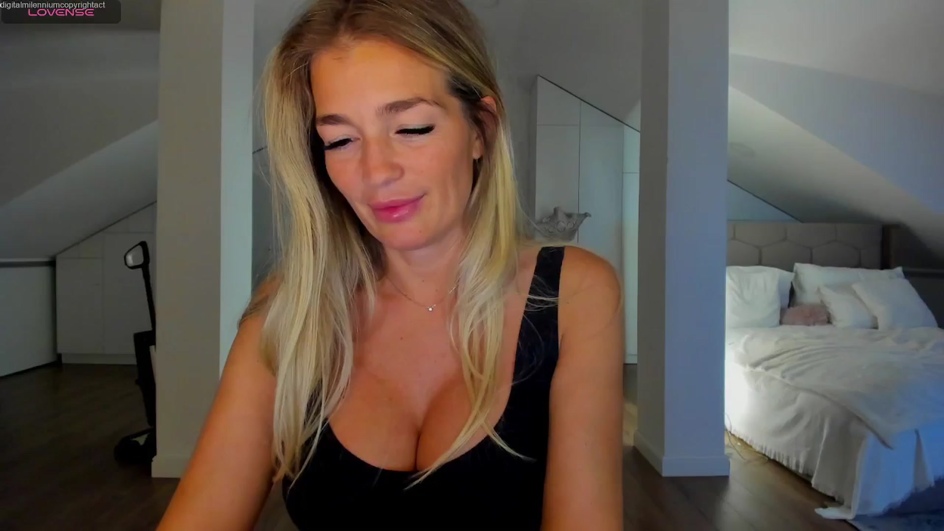 Gallery image thumbnail from Spicyqueen87's myfreecams stream on, 04/30/2026, 24:14 image 12 of 20