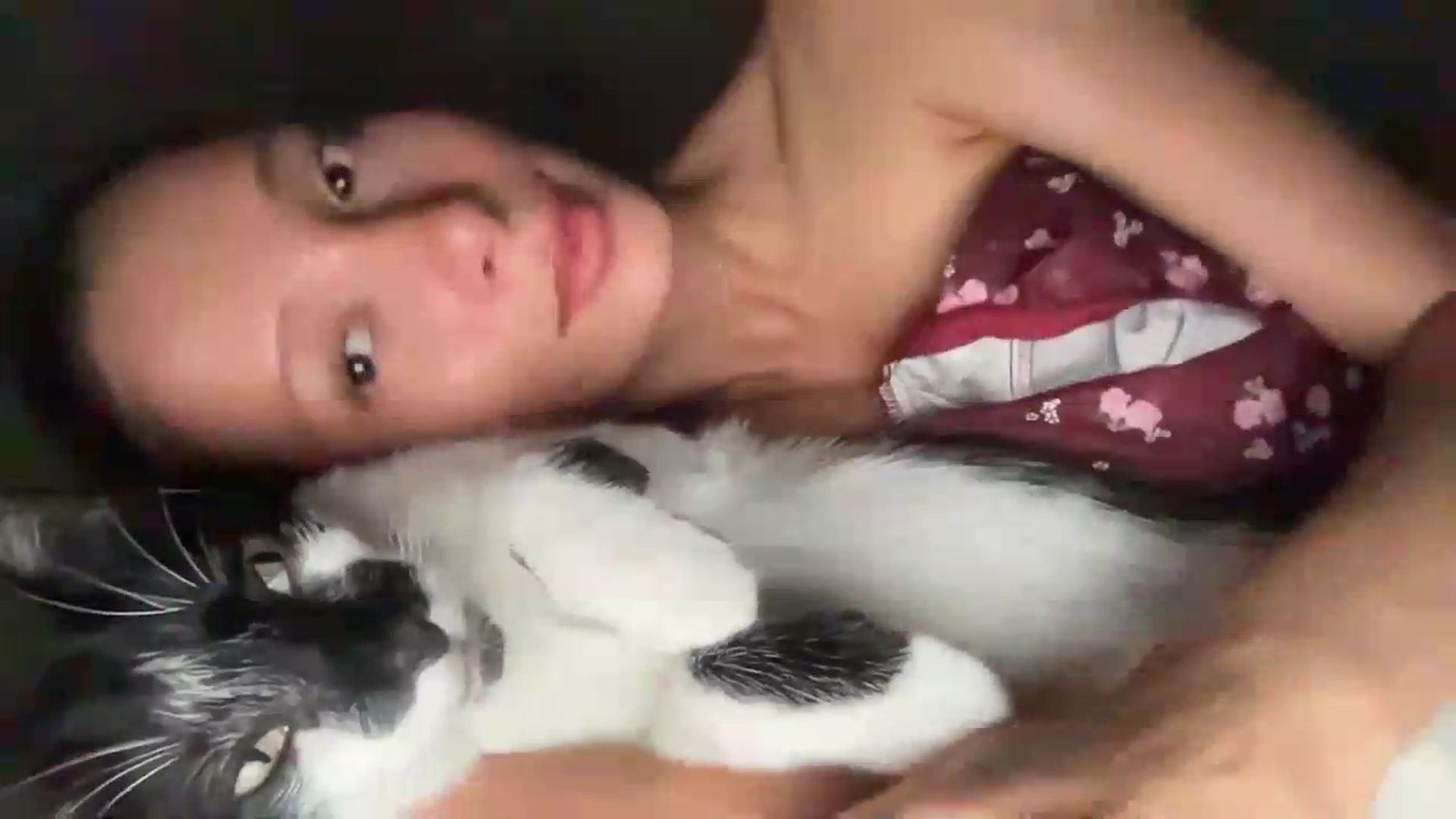 Gallery image thumbnail from SpoiledEllie's myfreecams stream on, 07/16/2026, 07:27 image 15 of 20