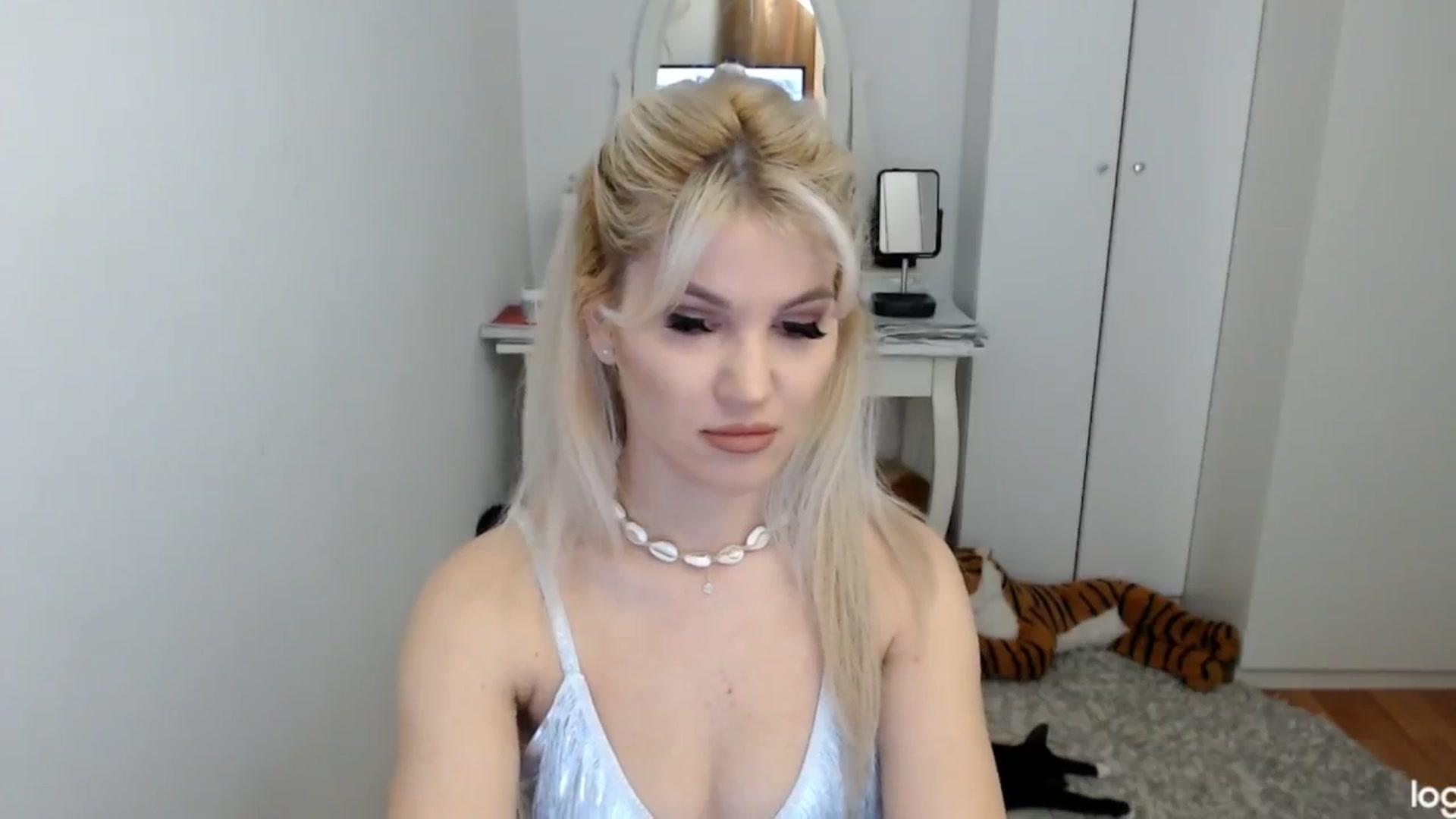 Gallery image thumbnail from SpringJewel's myfreecams stream on, 05/20/2024, 09:20 image 3 of 20