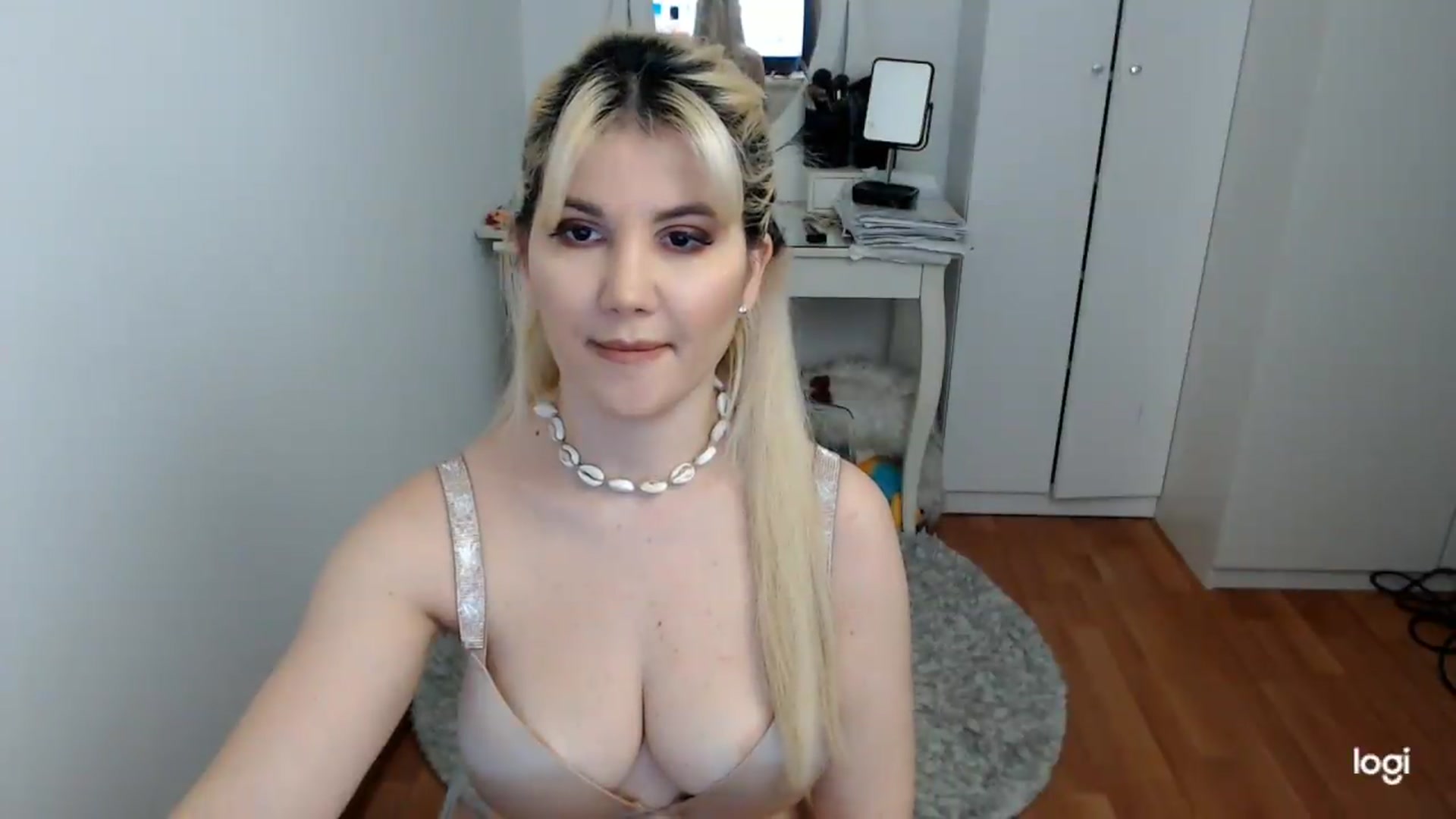 Gallery image thumbnail from SpringJewel's myfreecams stream on, 05/14/2026, 06:25 image 11 of 20