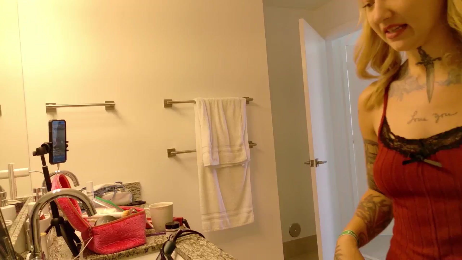 Gallery image thumbnail from Squidvicious9's myfreecams stream on, 06/28/2025, 17:02 image 18 of 20