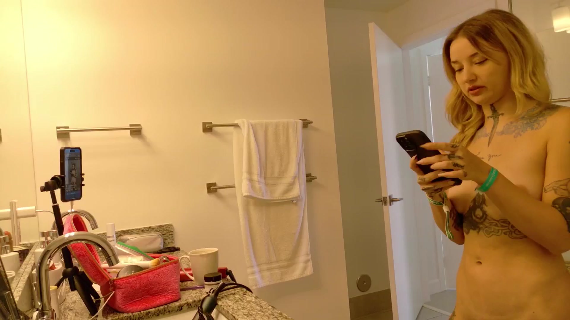 Gallery image thumbnail from Squidvicious9's myfreecams stream on, 06/28/2025, 17:02 image 16 of 20