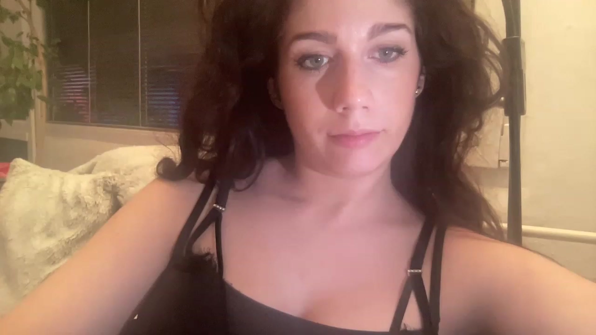 Gallery image thumbnail from Squirrel_MFC's myfreecams stream on, 03/23/2023, 01:09 image 15 of 20