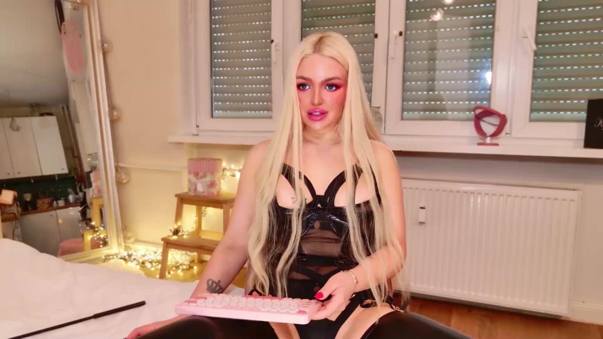 Gallery image thumbnail from Squirtly_Alex's myfreecams stream on, 04/21/2025, 15:25 image 16 of 20