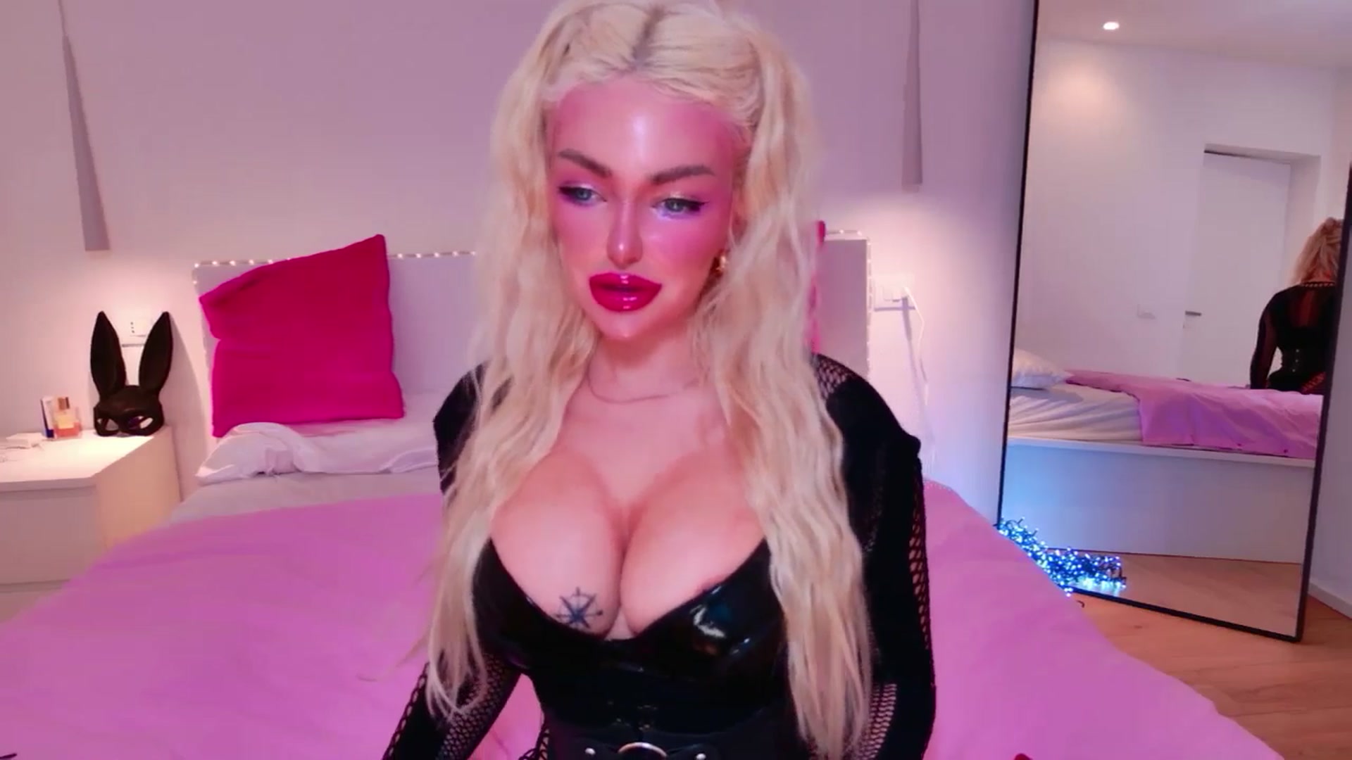 Gallery image thumbnail from Squirtly_Alex's myfreecams stream on, 12/25/2025, 19:17 image 7 of 20