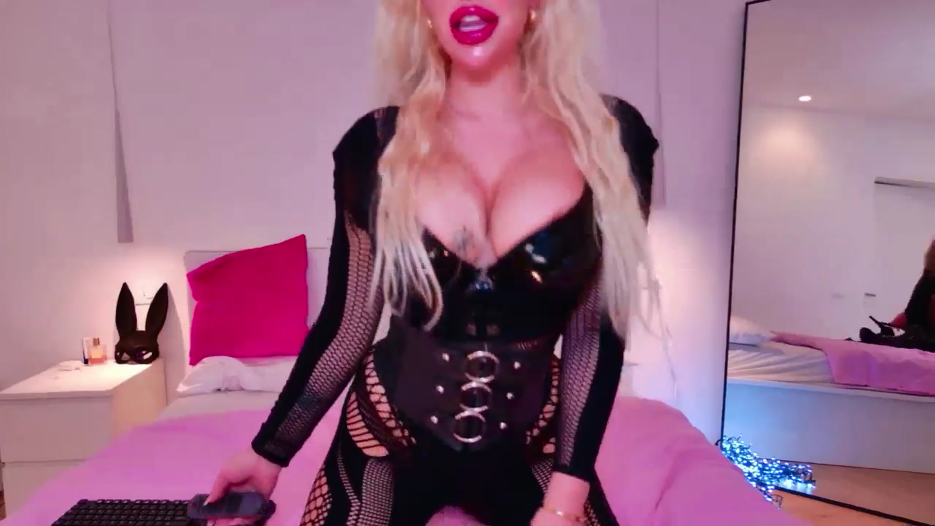 Gallery image thumbnail from Squirtly_Alex's myfreecams stream on, 12/25/2025, 19:17 image 17 of 20