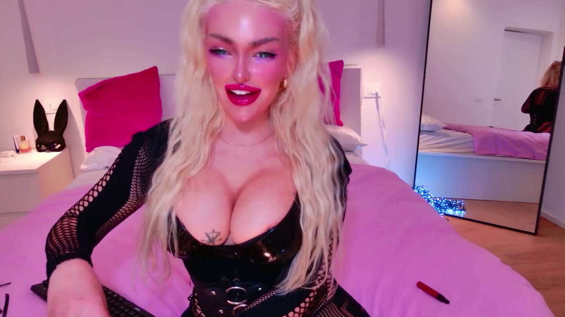 Gallery image thumbnail from Squirtly_Alex's myfreecams stream on, 12/25/2025, 19:17 image 10 of 20
