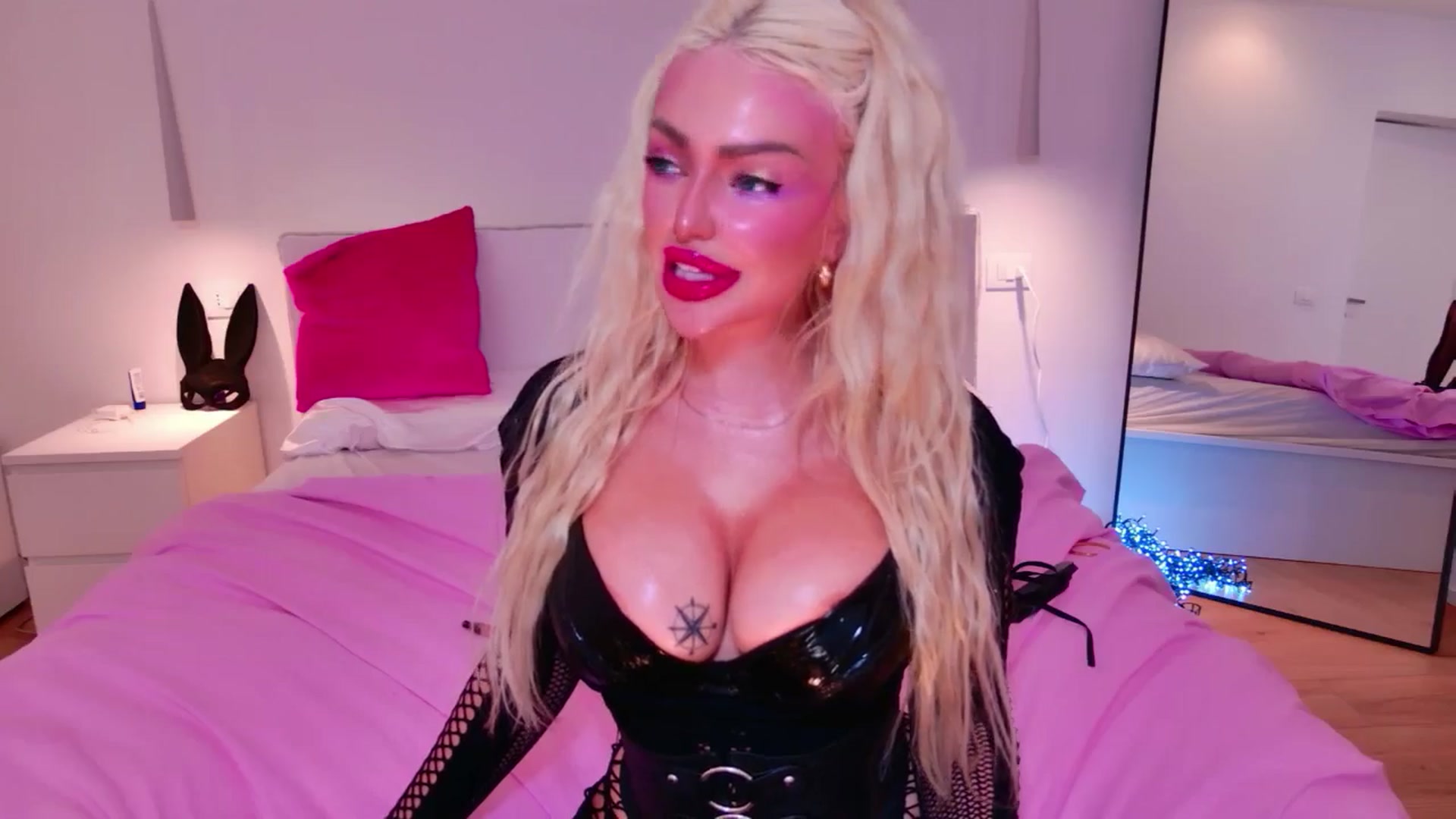 Gallery image thumbnail from Squirtly_Alex's myfreecams stream on, 12/25/2025, 21:11 image 17 of 20