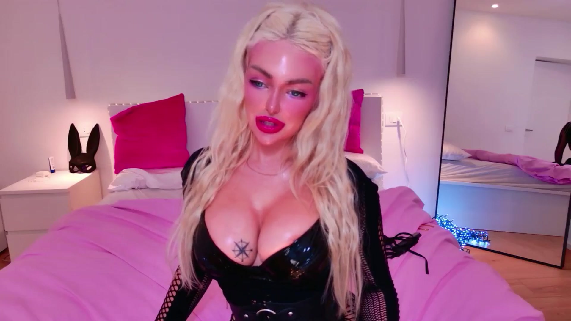 Gallery image thumbnail from Squirtly_Alex's myfreecams stream on, 12/25/2025, 21:11 image 18 of 20