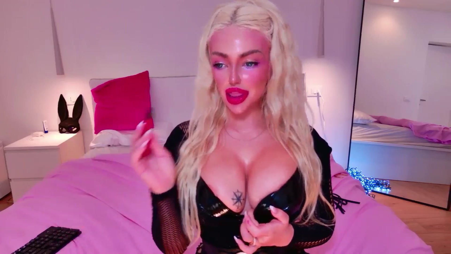Gallery image thumbnail from Squirtly_Alex's myfreecams stream on, 12/25/2025, 21:11 image 6 of 20