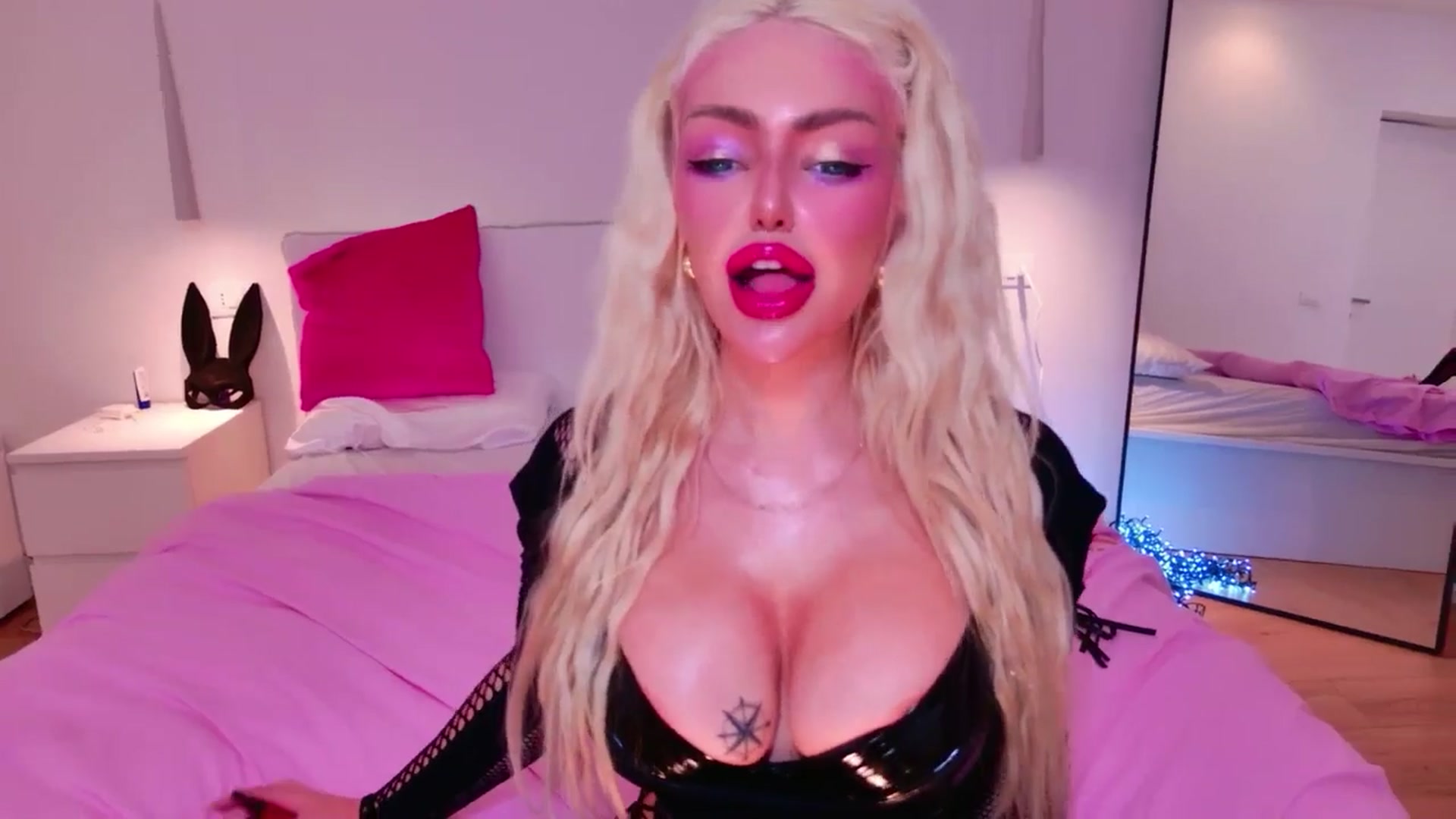 Gallery image thumbnail from Squirtly_Alex's myfreecams stream on, 12/25/2025, 21:11 image 7 of 20