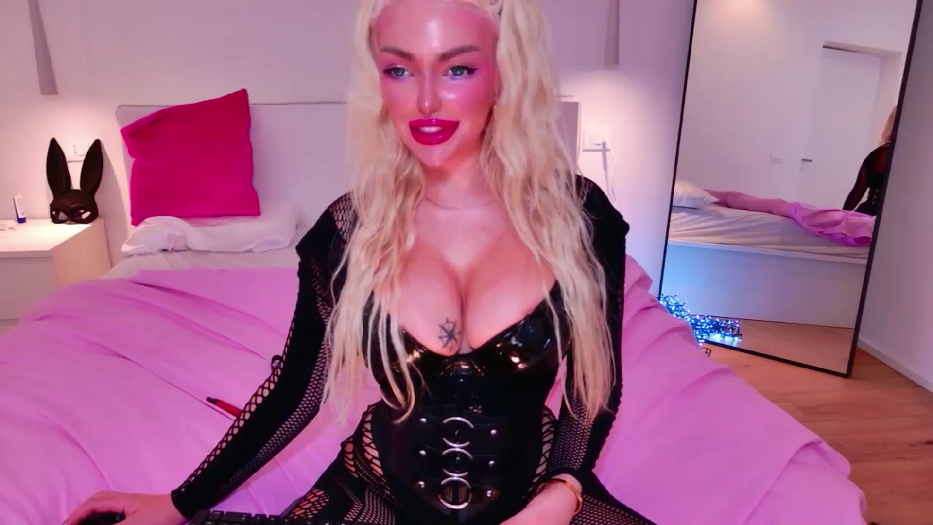 Gallery image thumbnail from Squirtly_Alex's myfreecams stream on, 12/25/2025, 21:30 image 12 of 20