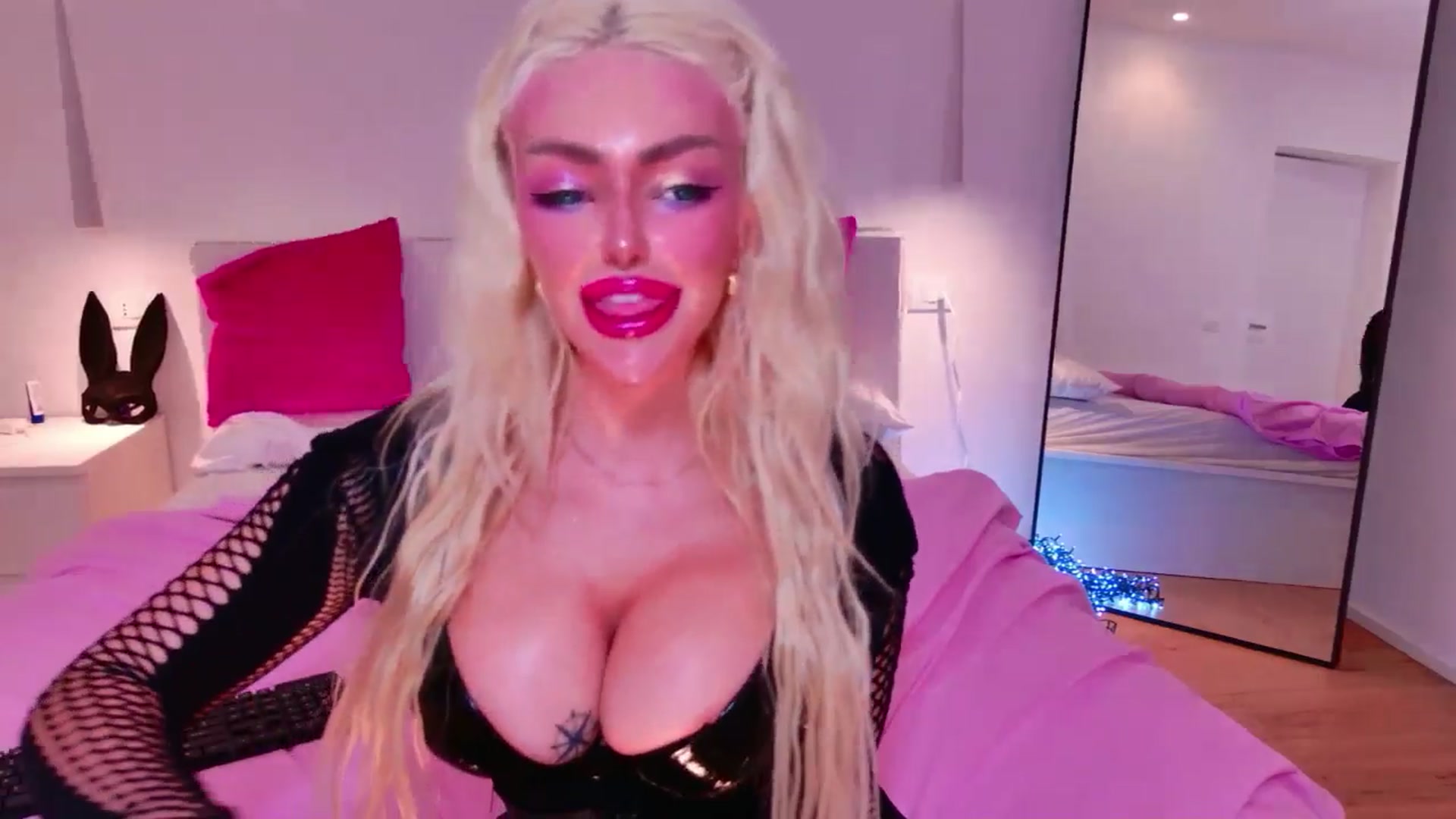 Gallery image thumbnail from Squirtly_Alex's myfreecams stream on, 12/25/2025, 21:30 image 10 of 20