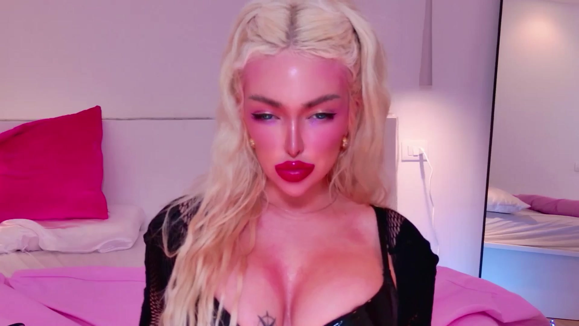 Gallery image thumbnail from Squirtly_Alex's myfreecams stream on, 12/25/2025, 23:43 image 19 of 20