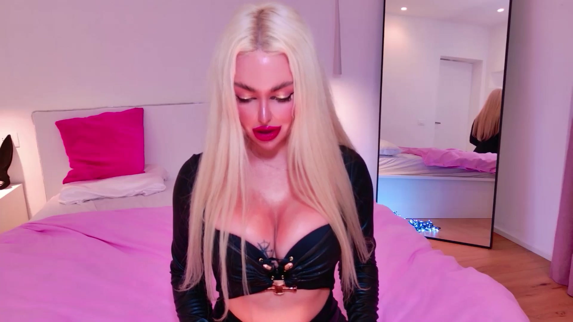 Gallery image thumbnail from Squirtly_Alex's myfreecams stream on, 12/26/2025, 21:29 image 7 of 20