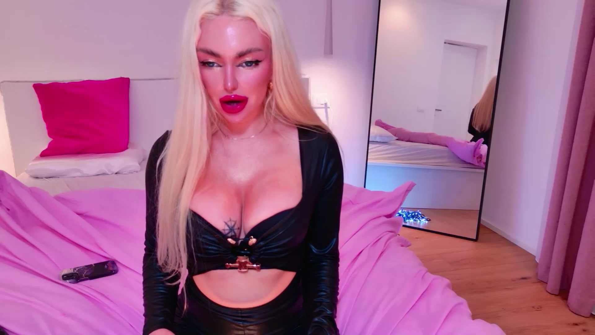 Gallery image thumbnail from Squirtly_Alex's myfreecams stream on, 12/27/2025, 24:37 image 17 of 20