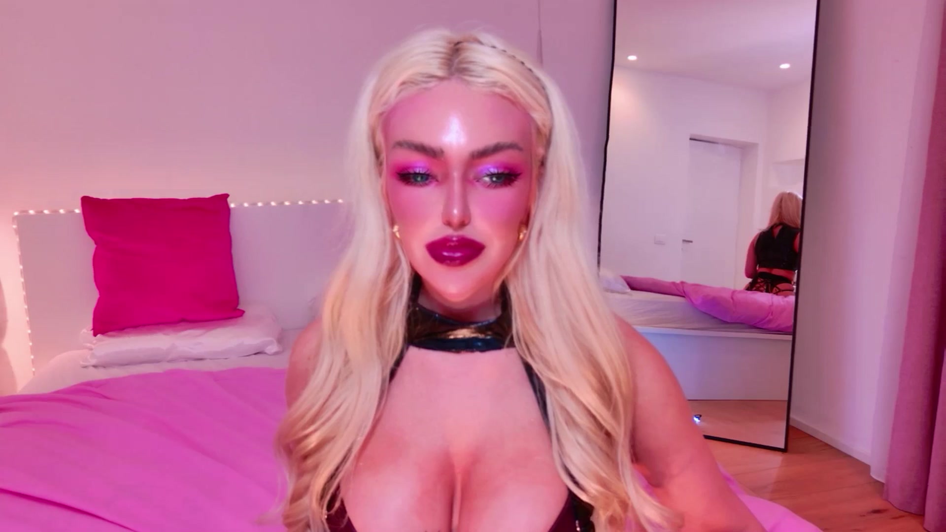Gallery image thumbnail from Squirtly_Alex's myfreecams stream on, 12/27/2025, 19:30 image 15 of 20