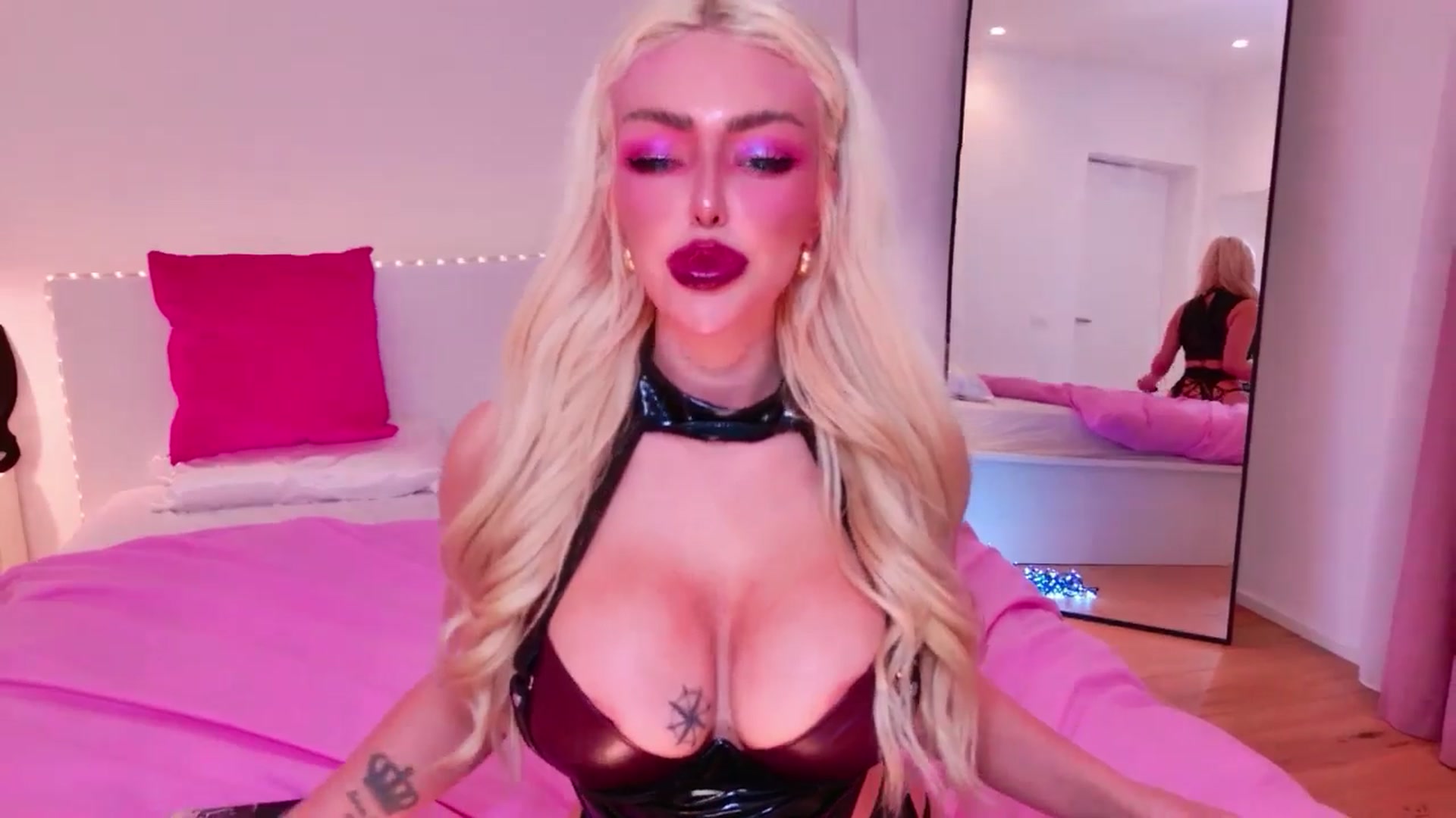 Gallery image thumbnail from Squirtly_Alex's myfreecams stream on, 12/27/2025, 19:30 image 6 of 20