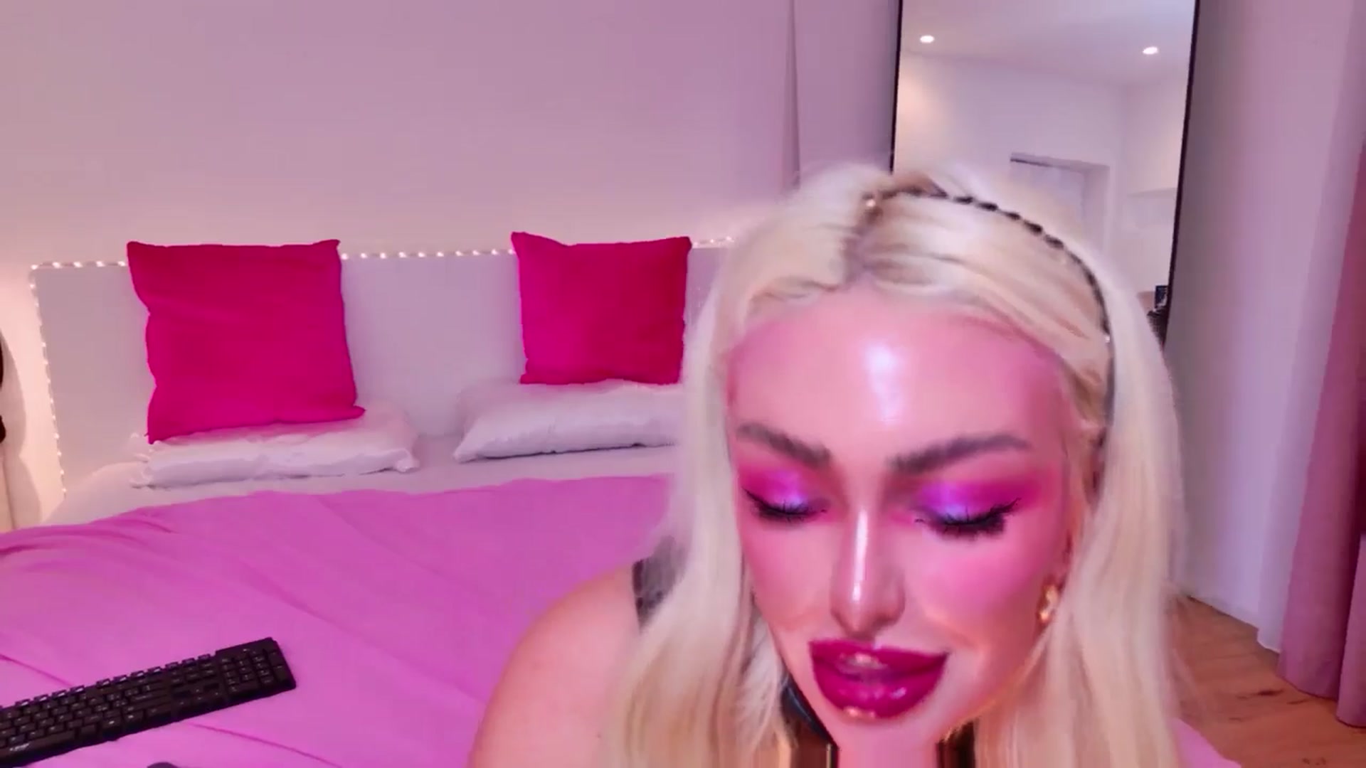 Gallery image thumbnail from Squirtly_Alex's myfreecams stream on, 12/27/2025, 19:30 image 18 of 20