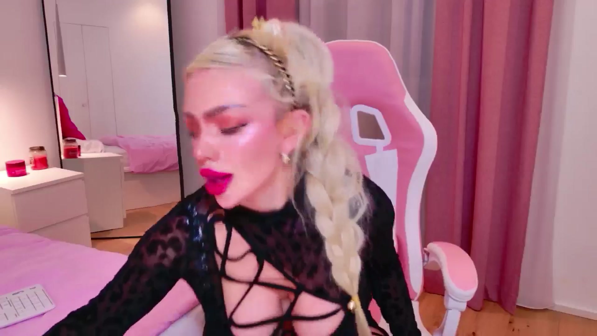 Gallery image thumbnail from Squirtly_Alex's myfreecams stream on, 04/26/2026, 19:50 image 13 of 20