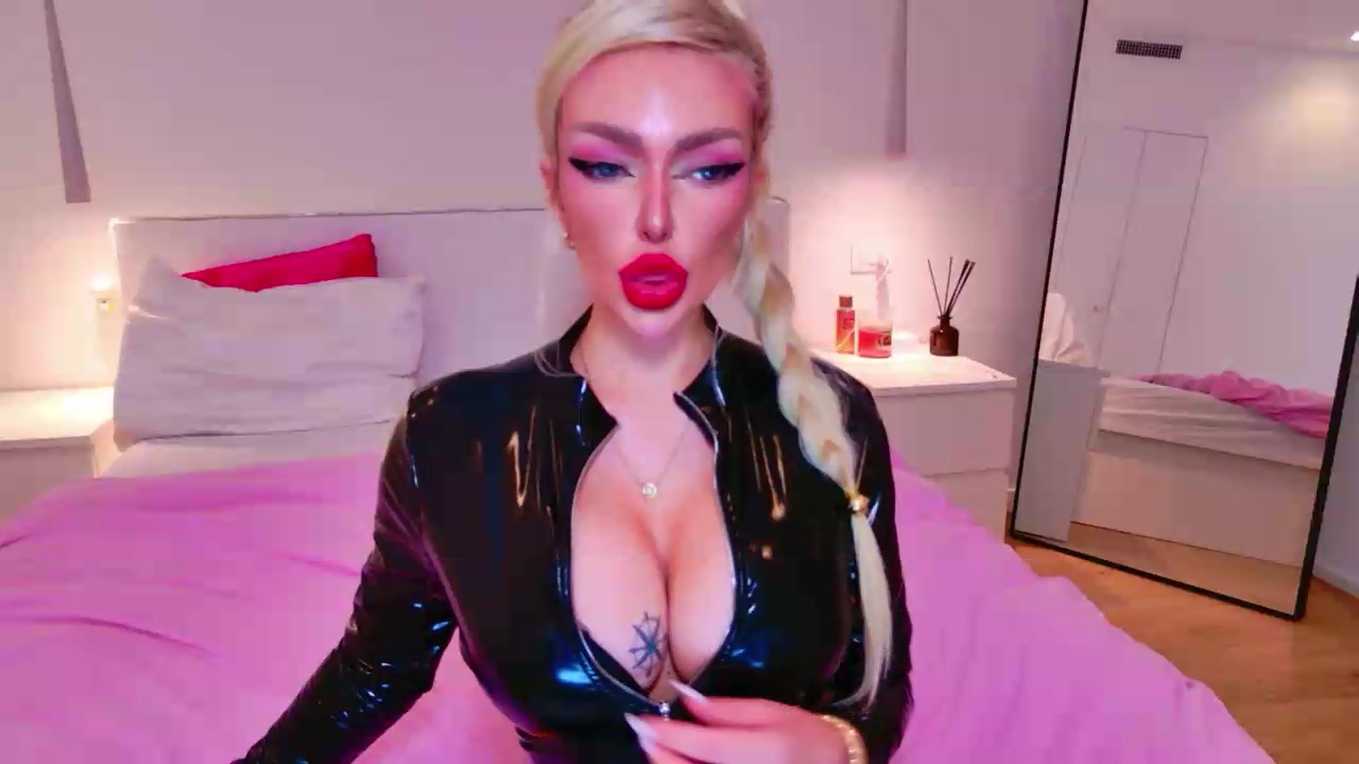 Gallery image thumbnail from Squirtly_Alex's myfreecams stream on, 06/07/2026, 17:28 image 17 of 20