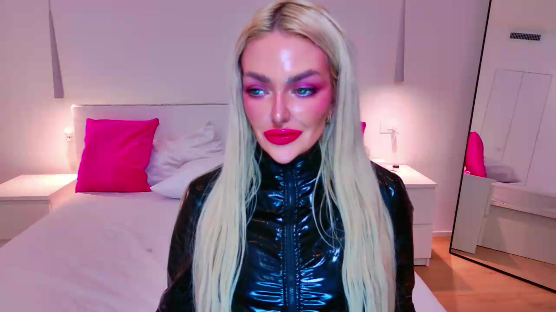 Gallery image thumbnail from Squirtly_Alex's myfreecams stream on, 07/26/2026, 18:35 image 12 of 20