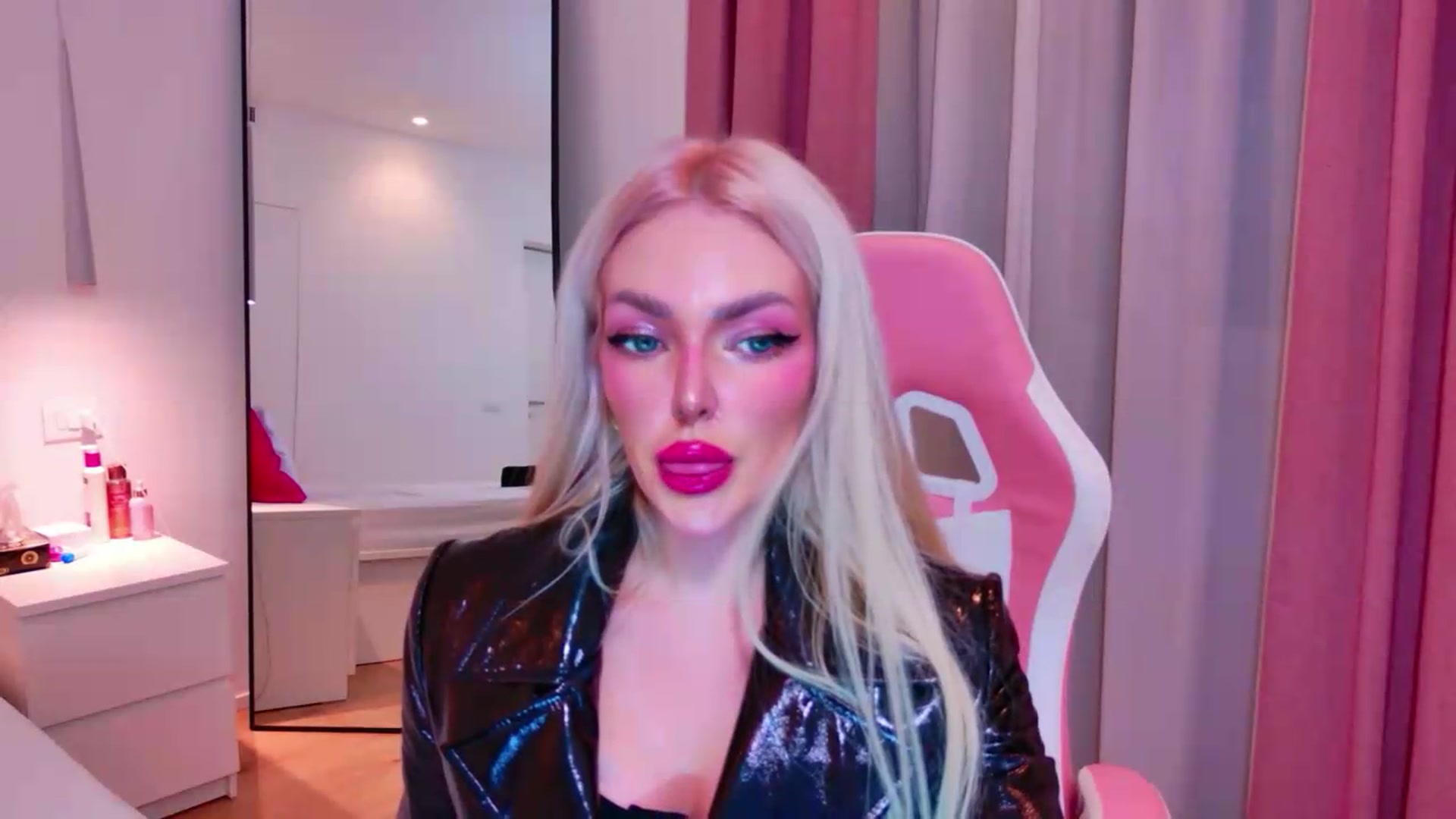 Gallery image thumbnail from Squirtly_Alex's myfreecams stream on, 07/31/2026, 21:24 image 16 of 20