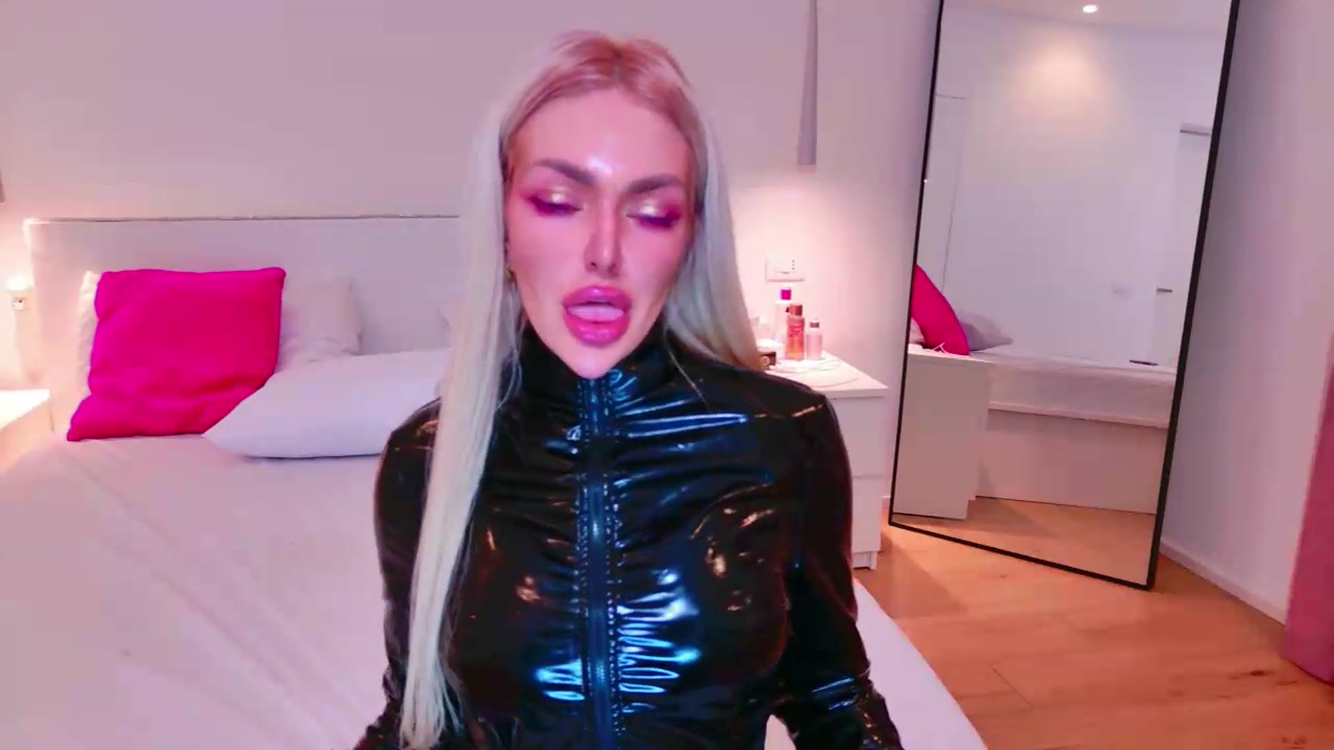 Gallery image thumbnail from Squirtly_Alex's myfreecams stream on, 08/01/2026, 23:30 image 8 of 20