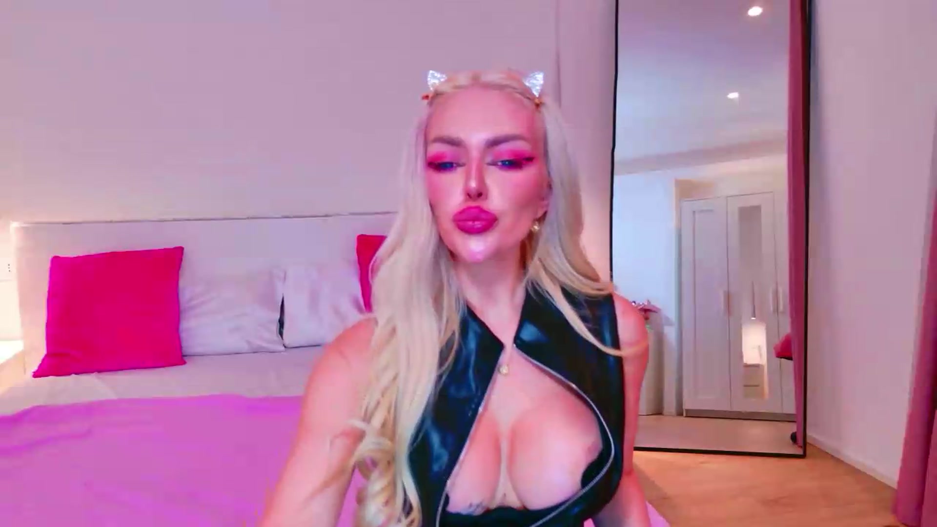 Gallery image thumbnail from Squirtly_Alex's myfreecams stream on, 08/15/2026, 18:01 image 13 of 20