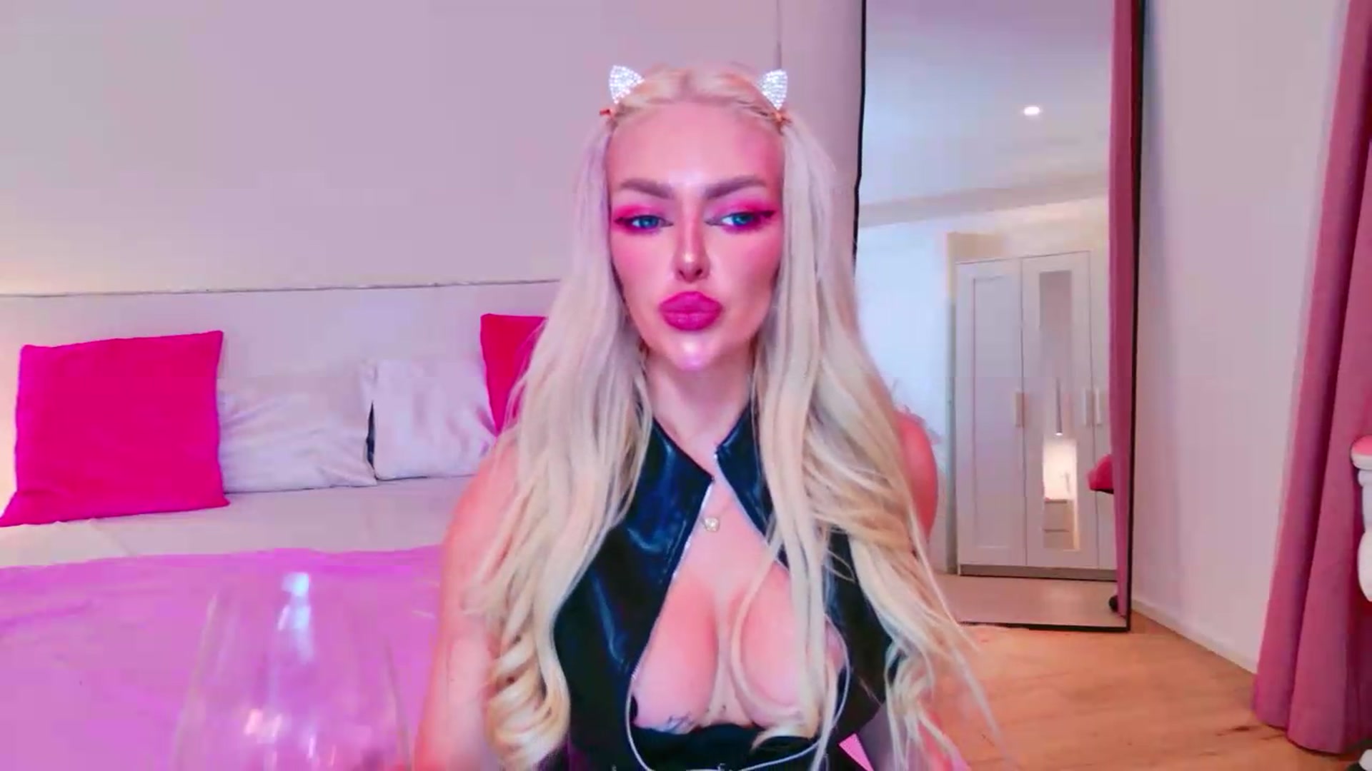 Gallery image thumbnail from Squirtly_Alex's myfreecams stream on, 08/15/2026, 18:01 image 4 of 20