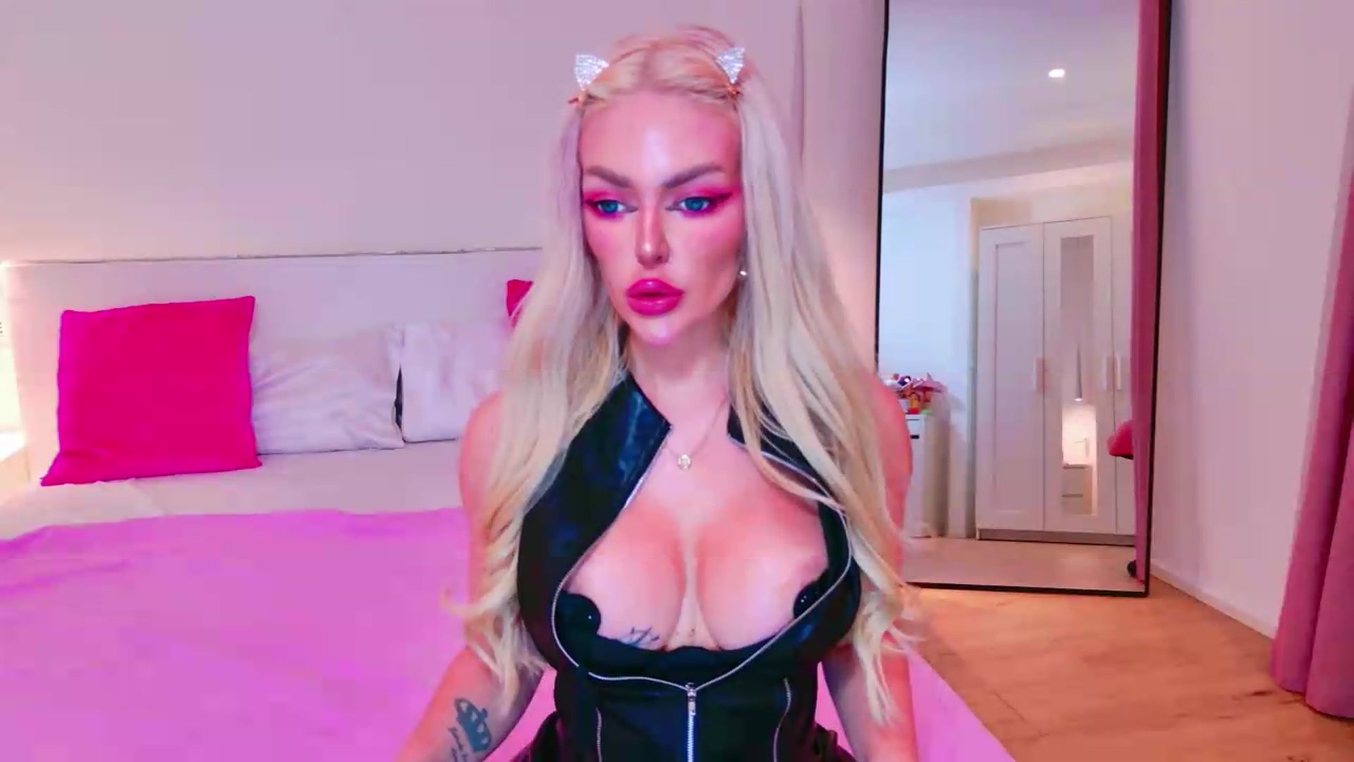 Gallery image thumbnail from Squirtly_Alex's myfreecams stream on, 08/15/2026, 18:01 image 18 of 20