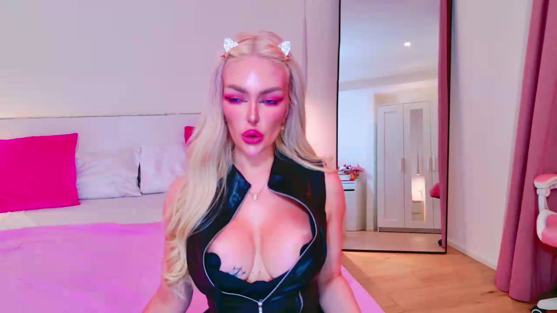 Gallery image thumbnail from Squirtly_Alex's myfreecams stream on, 08/15/2026, 18:01 image 15 of 20