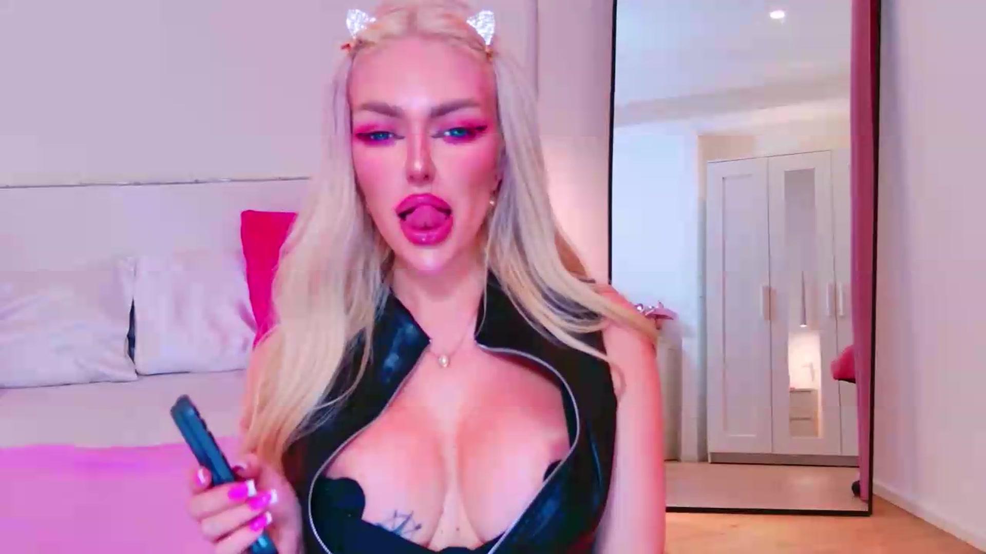 Gallery image thumbnail from Squirtly_Alex's myfreecams stream on, 08/15/2026, 18:01 image 14 of 20
