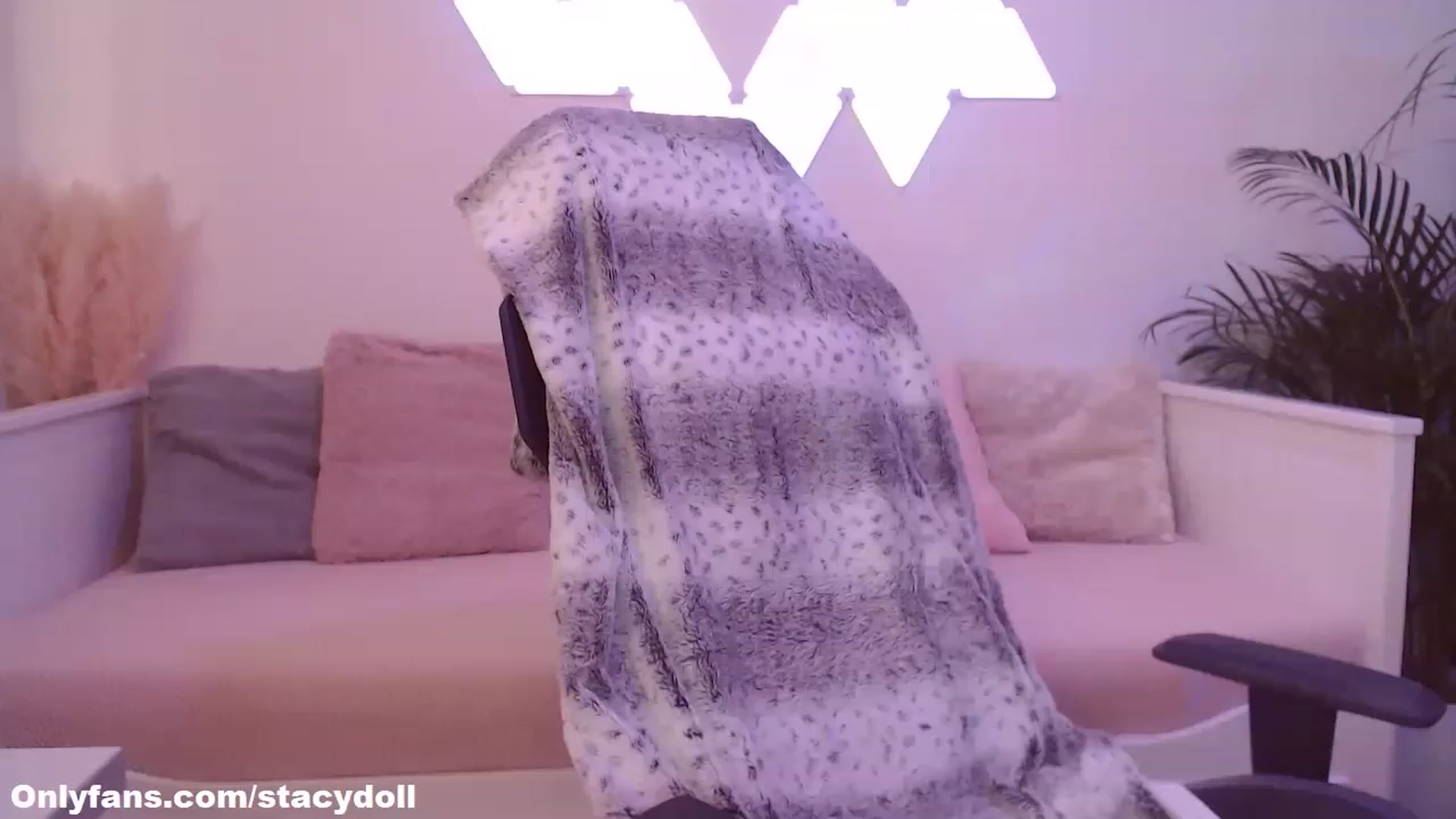 Gallery image thumbnail from StacyDoll's myfreecams stream on, 12/08/2022, 03:47 image 1 of 20