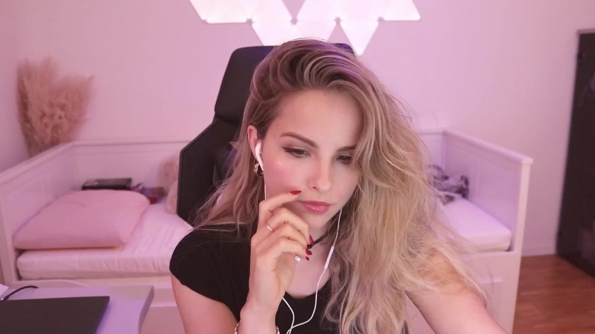 Gallery image thumbnail from StacyDoll's myfreecams stream on, 02/24/2025, 22:47 image 6 of 20