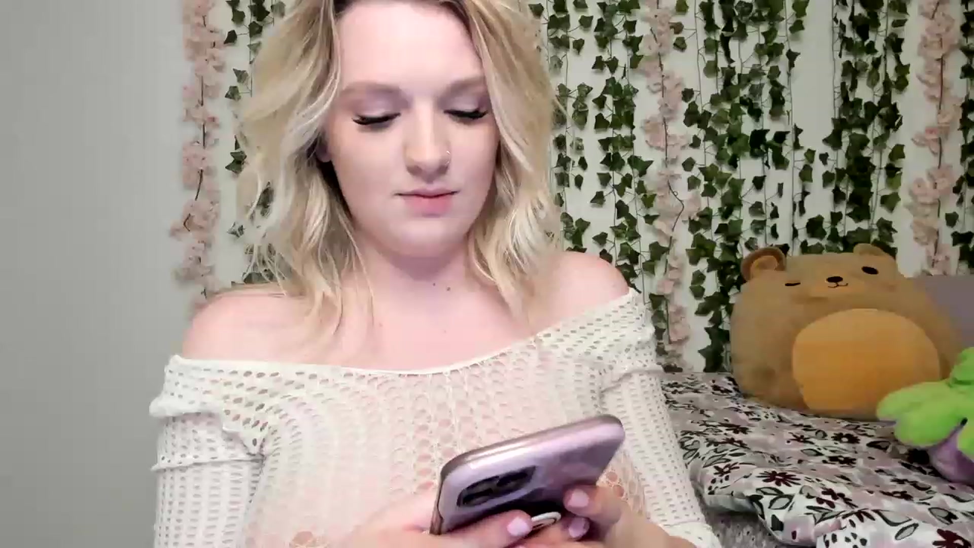 Gallery image thumbnail from Stardust_baby's myfreecams stream on, 11/19/2022, 03:50 image 19 of 20