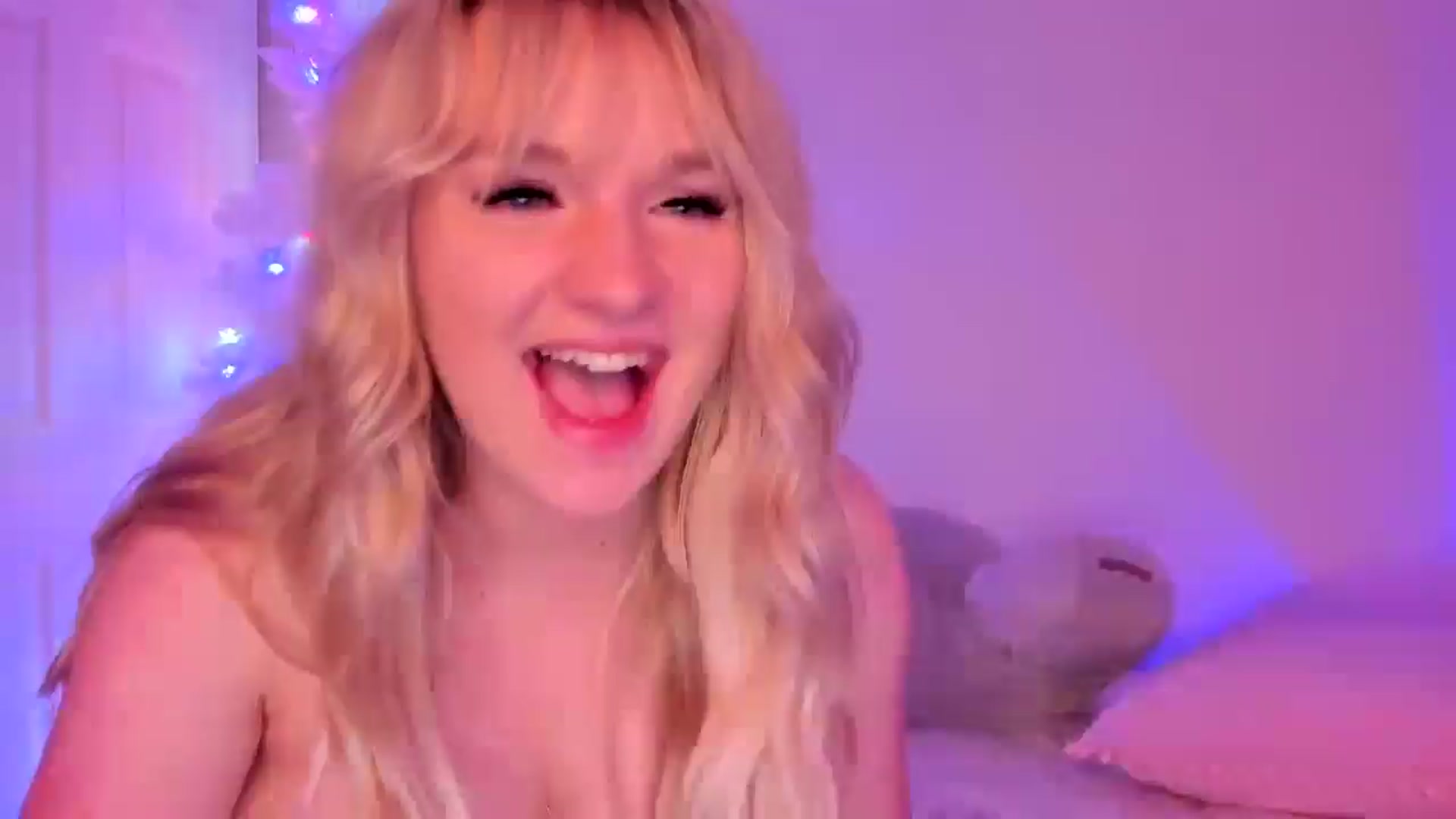 Gallery image thumbnail from Stardust_baby's myfreecams stream on, 12/15/2024, 13:19 image 1 of 20