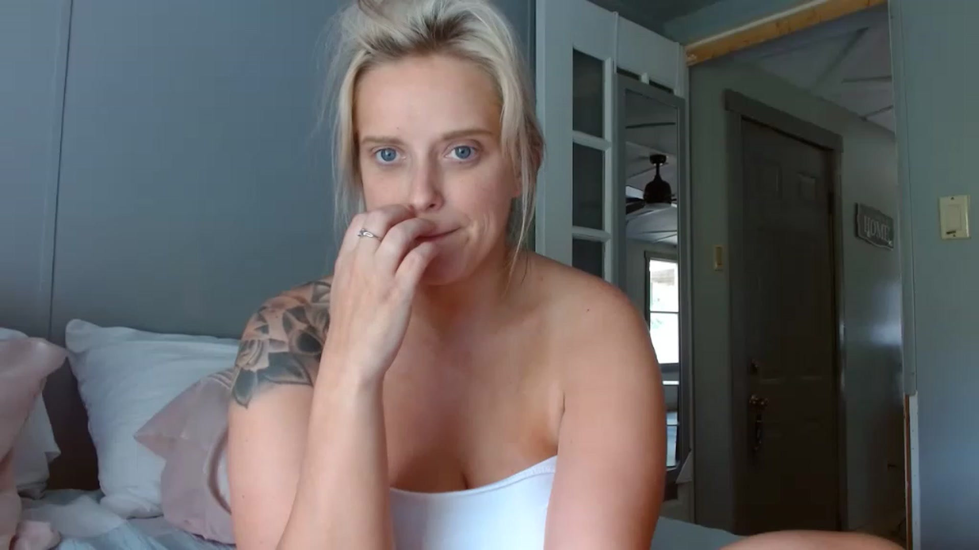 Gallery image thumbnail from StarrFoxxxx's myfreecams stream on, 06/18/2023, 16:17 image 6 of 20