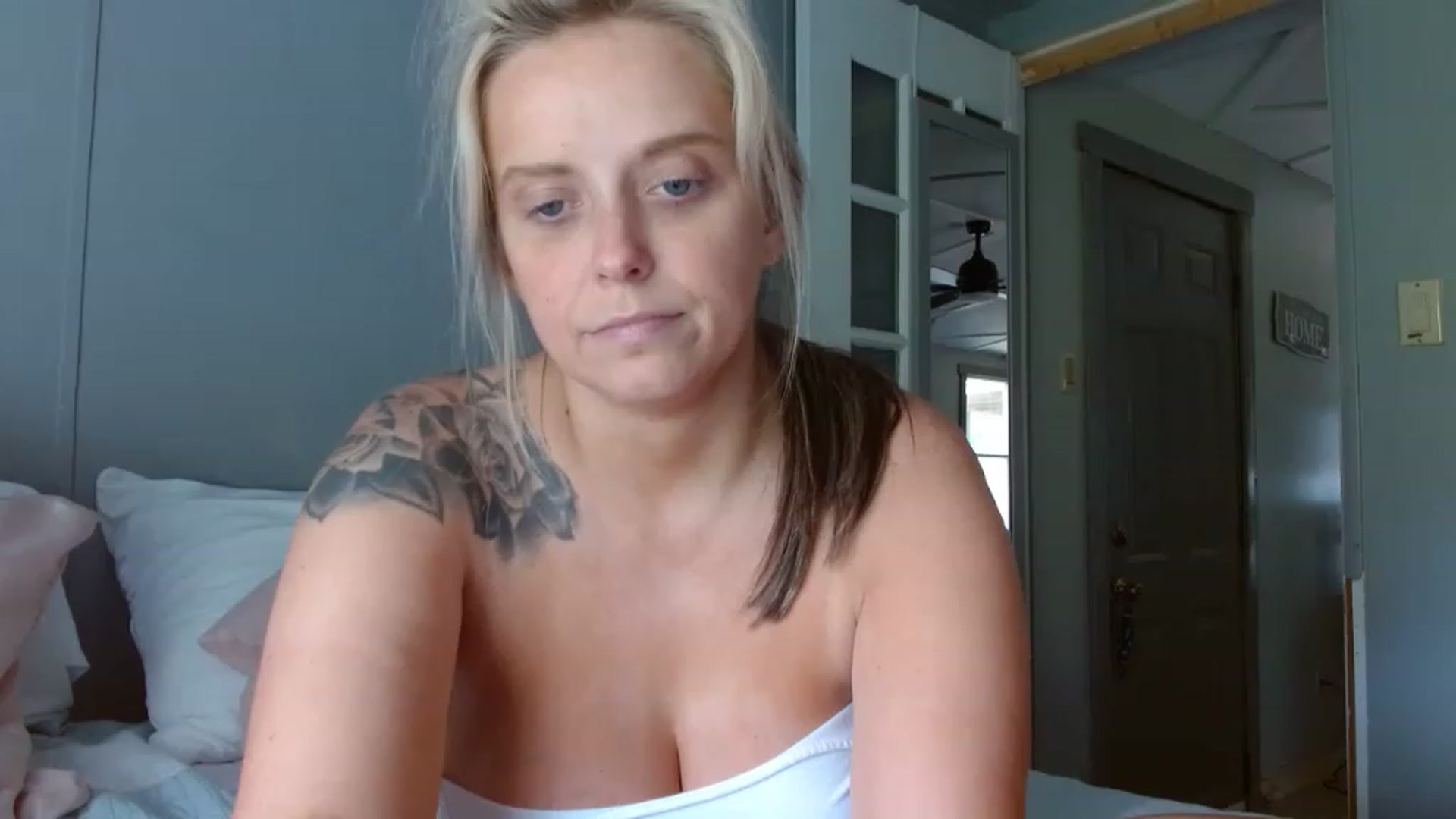 Gallery image thumbnail from StarrFoxxxx's myfreecams stream on, 06/18/2023, 16:17 image 16 of 20