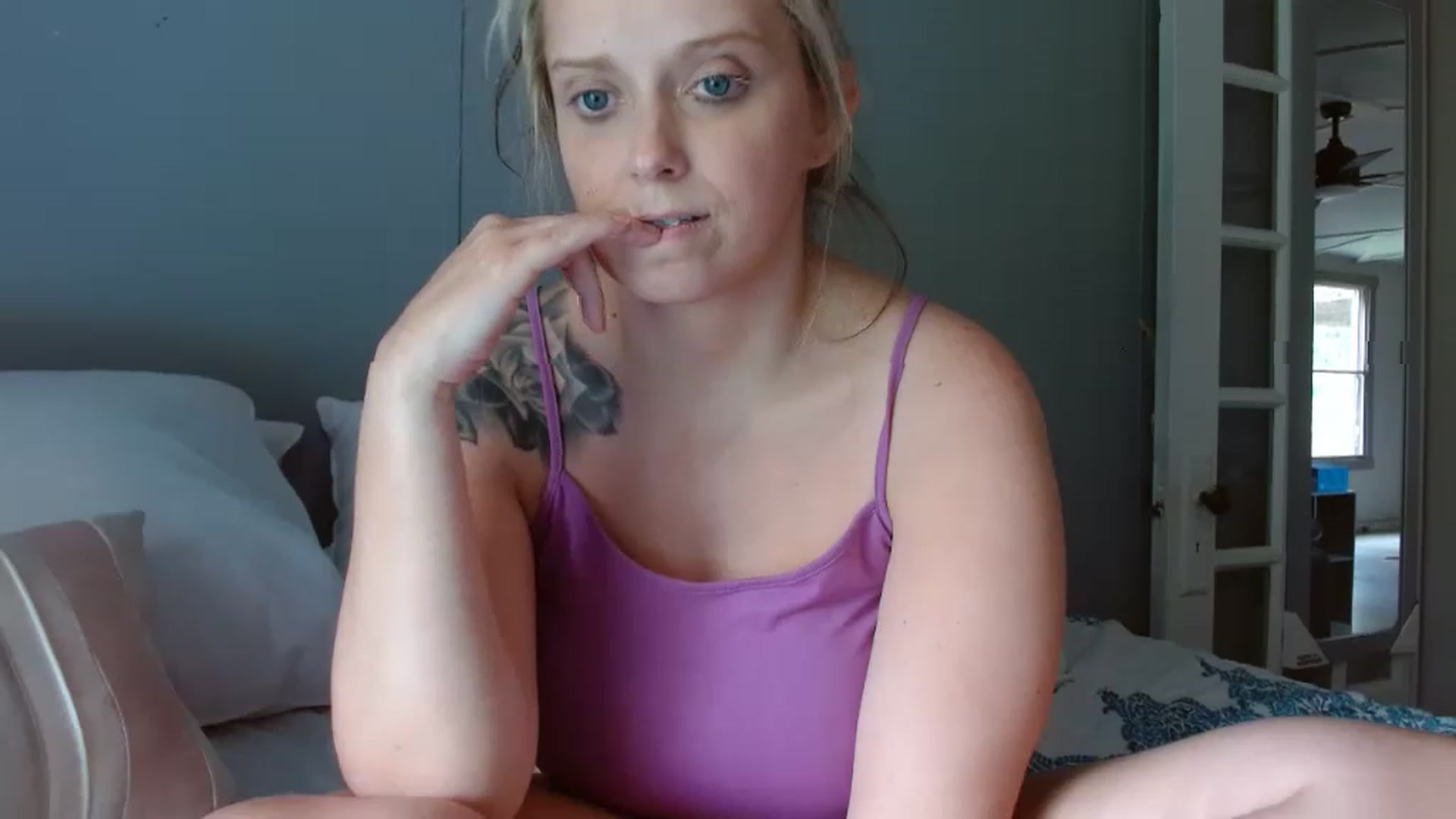 Gallery image thumbnail from StarrFoxxxx's myfreecams stream on, 06/25/2023, 17:56 image 14 of 20