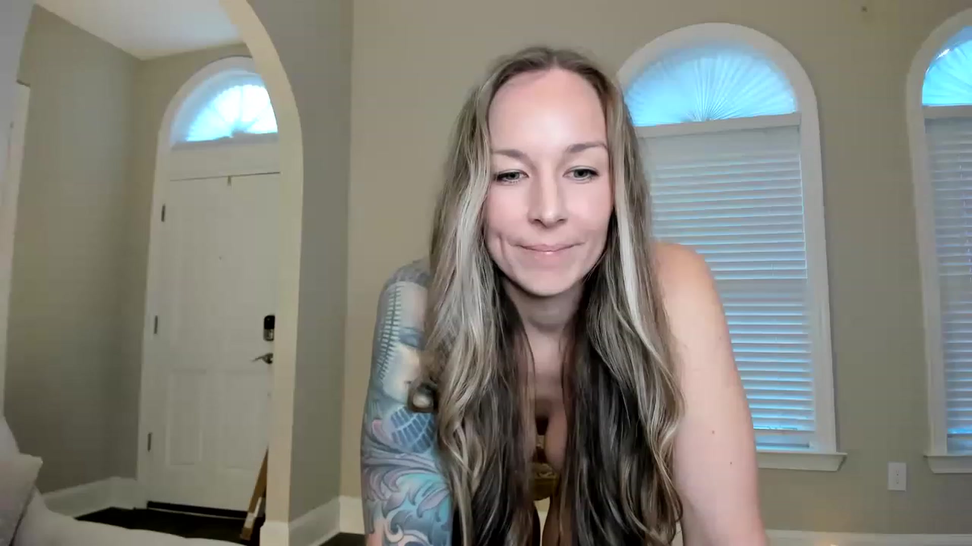 Gallery image thumbnail from Starvedartist's myfreecams stream on, 04/12/2023, 24:03 image 3 of 20