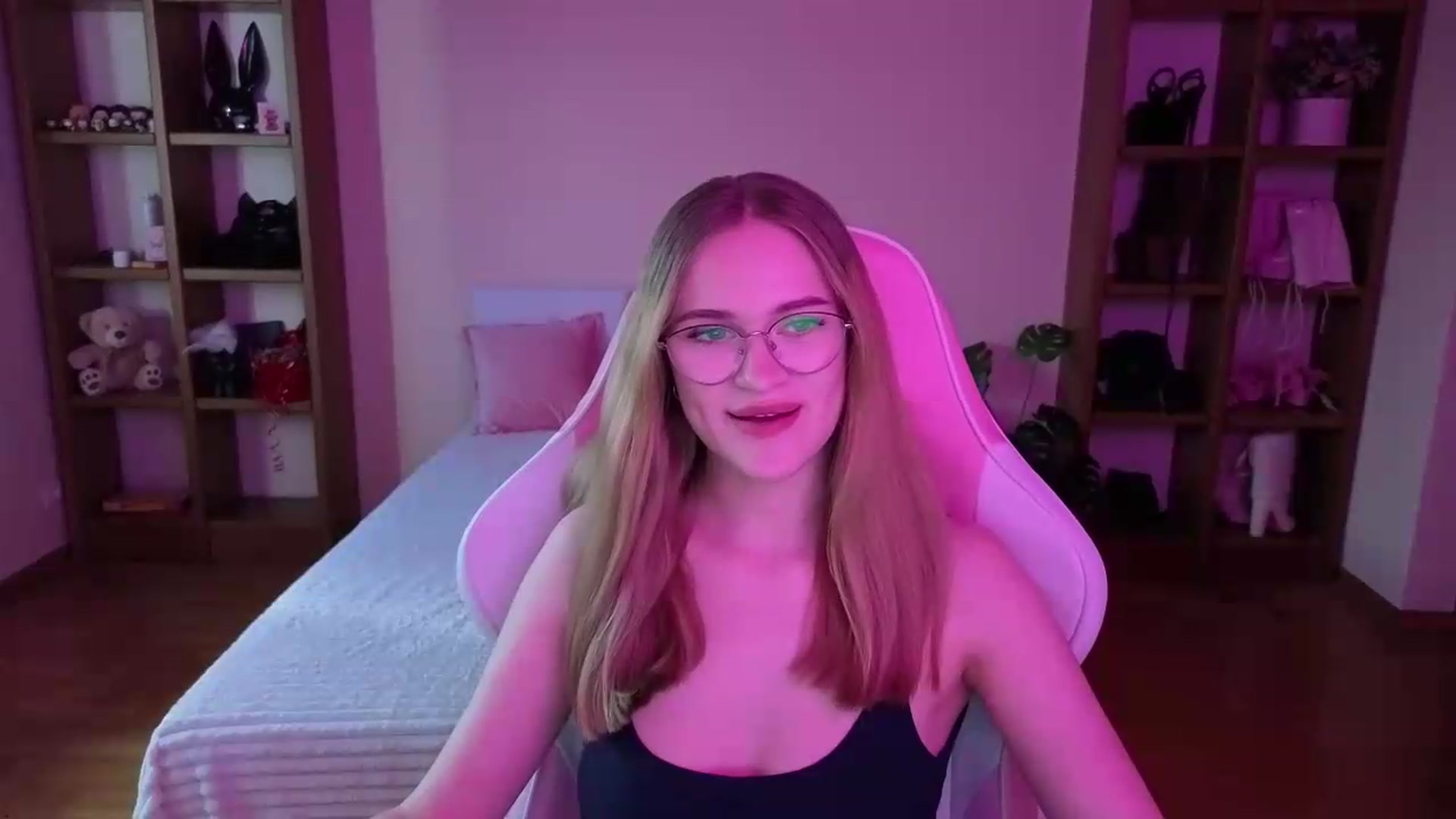 Gallery image thumbnail from Stasy's myfreecams stream on, 08/08/2026, 15:01 image 5 of 20