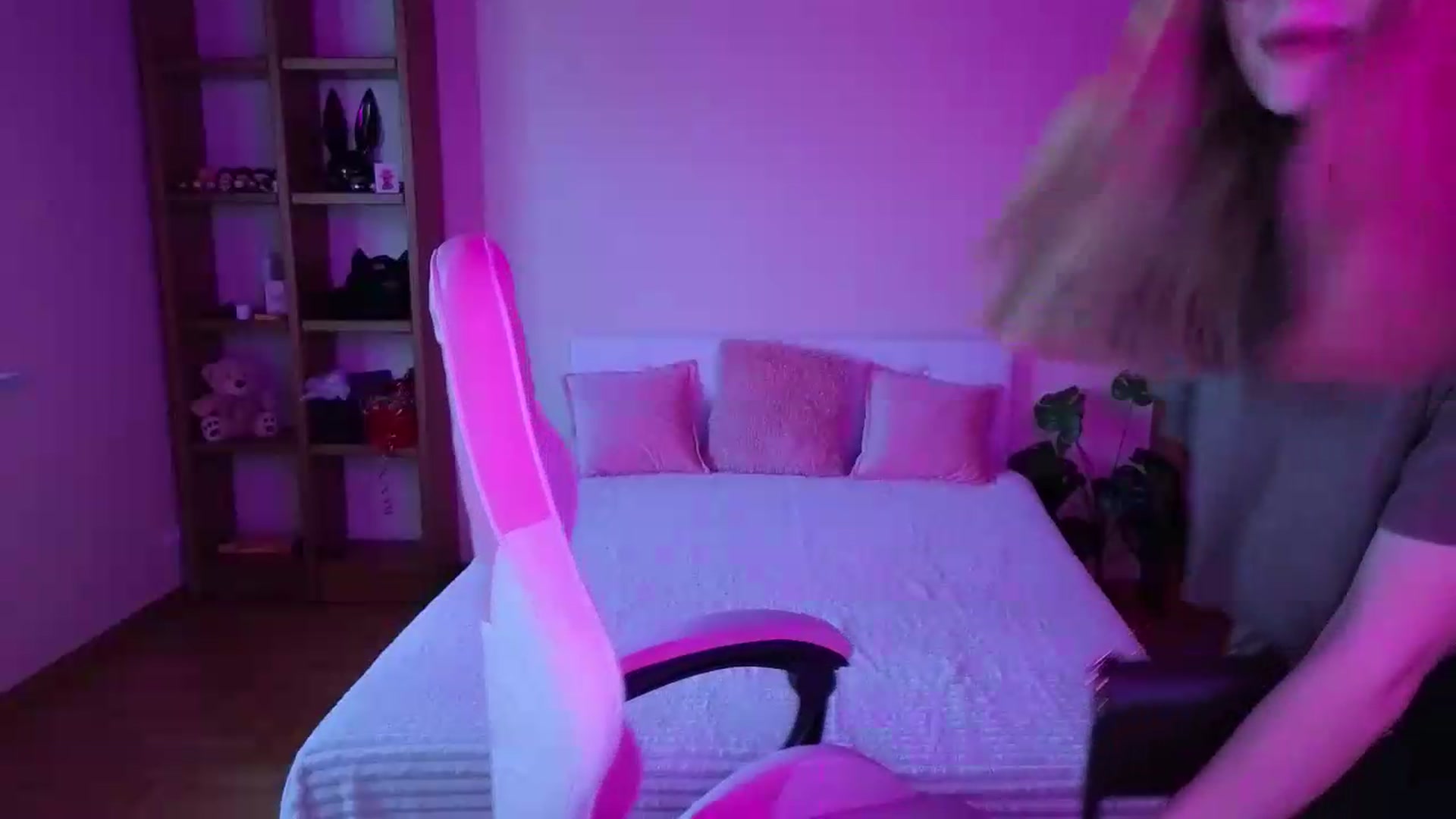 Gallery image thumbnail from Stasy's myfreecams stream on, 08/09/2026, 11:00 image 14 of 20