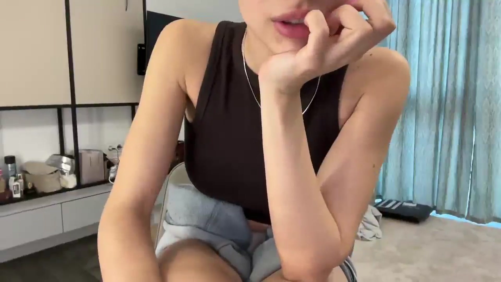 Gallery image thumbnail from StellaHills's myfreecams stream on, 03/11/2025, 14:33 image 2 of 20