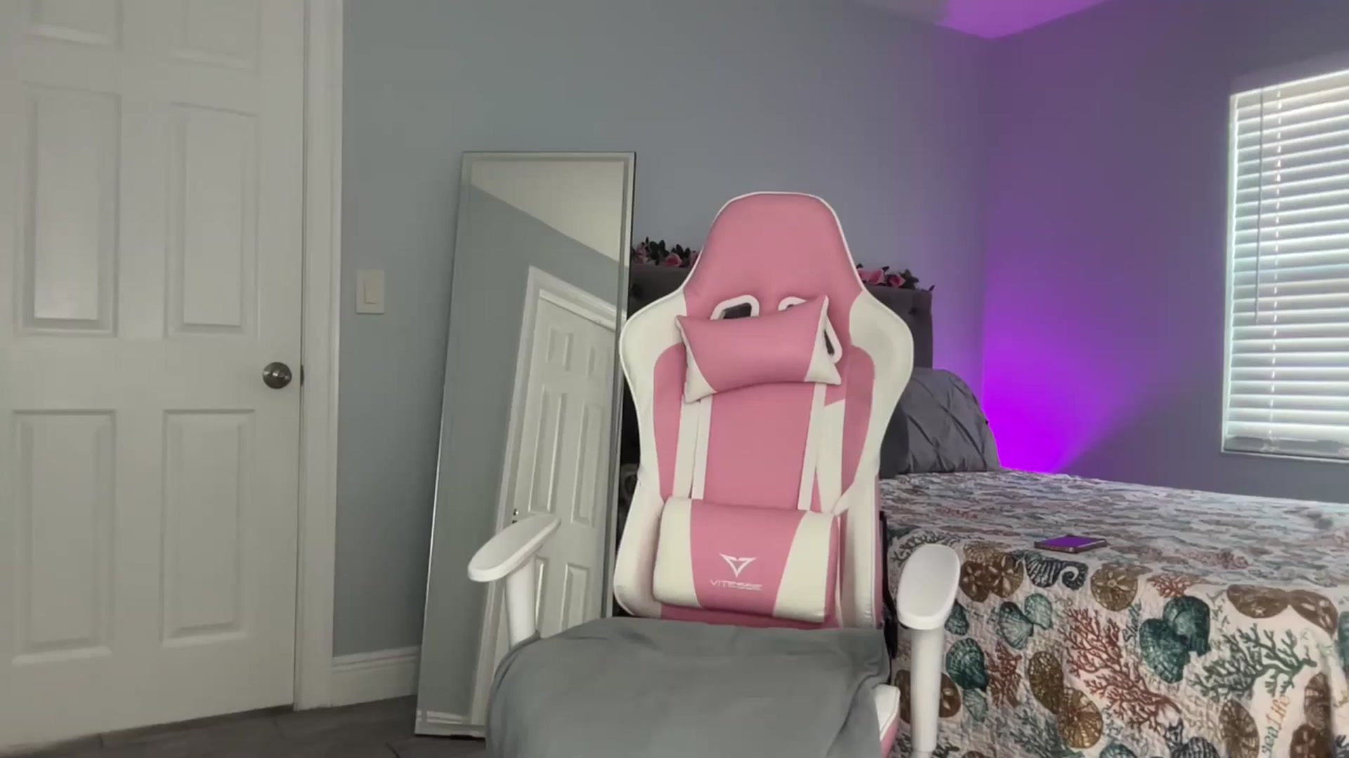Gallery image thumbnail from StellaRose's myfreecams stream on, 12/17/2024, 19:09 image 17 of 20