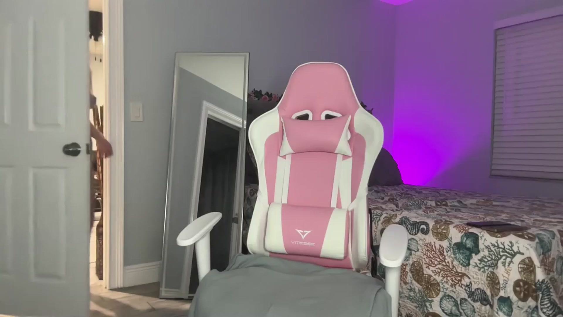Gallery image thumbnail from StellaRose's myfreecams stream on, 12/17/2024, 23:51 image 18 of 20