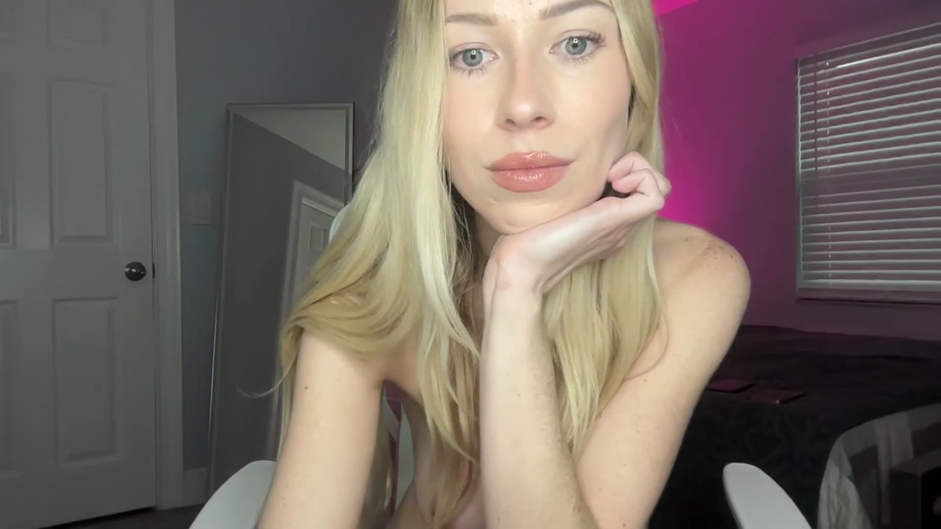Gallery image thumbnail from StellaRose's myfreecams stream on, 01/04/2025, 23:00 image 13 of 20