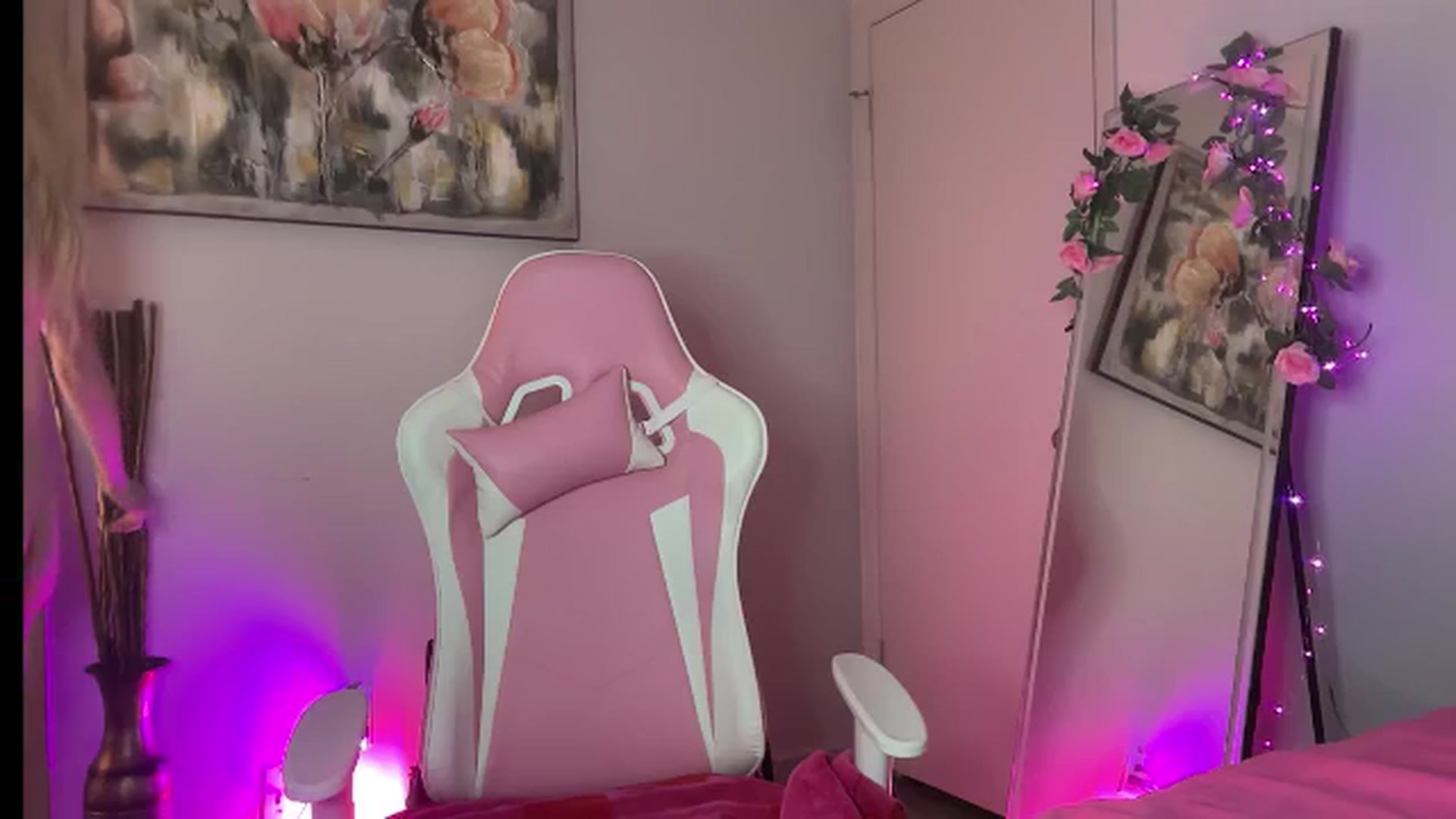 Gallery image thumbnail from StellaRose's myfreecams stream on, 02/18/2026, 05:39 image 17 of 20