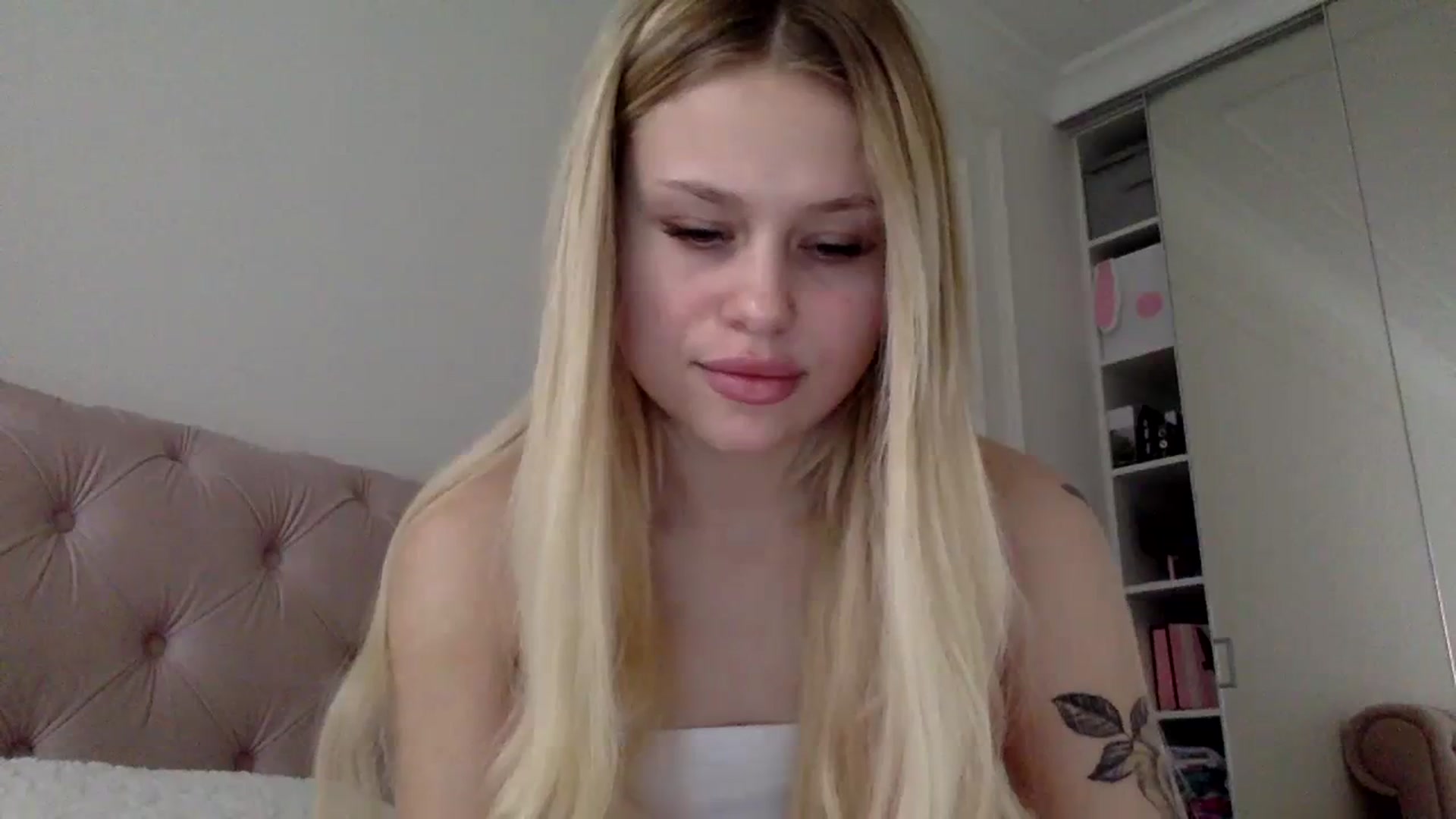 Gallery image thumbnail from StellaSol's myfreecams stream on, 12/01/2023, 11:51 image 18 of 20